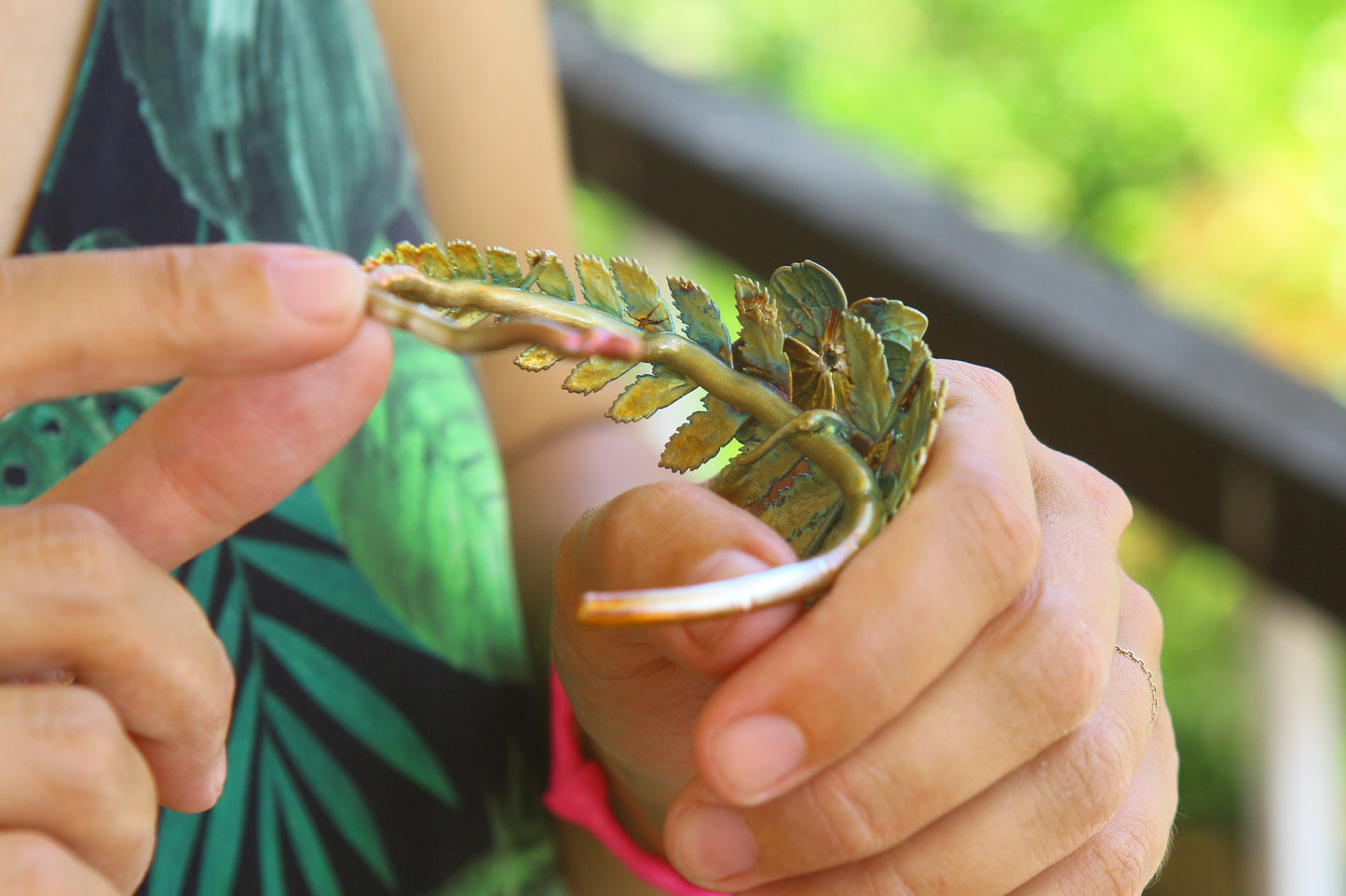 Pulseira com folha de feto e flores de hortensia