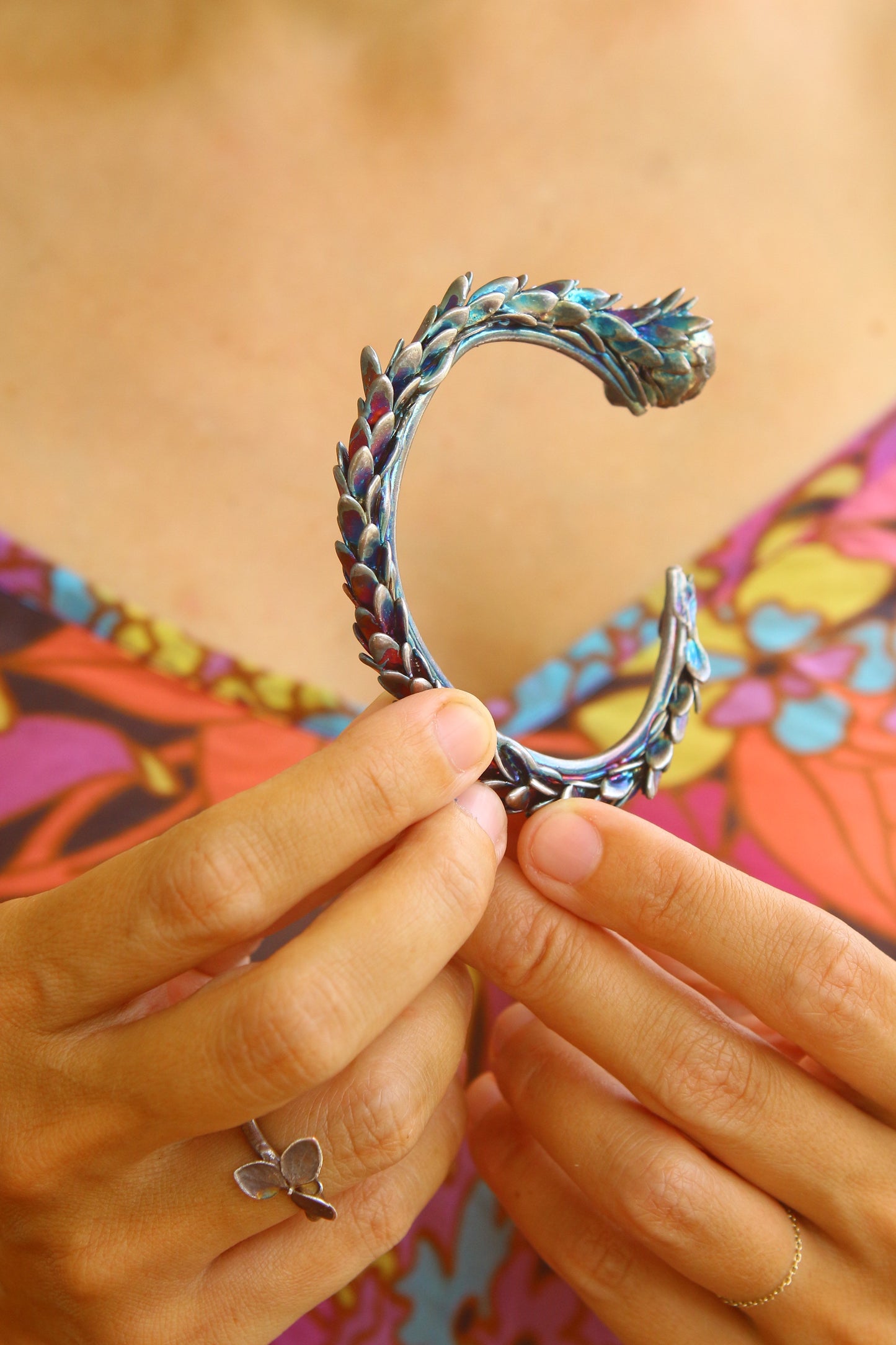 Pulseira com ramo de leucadendro