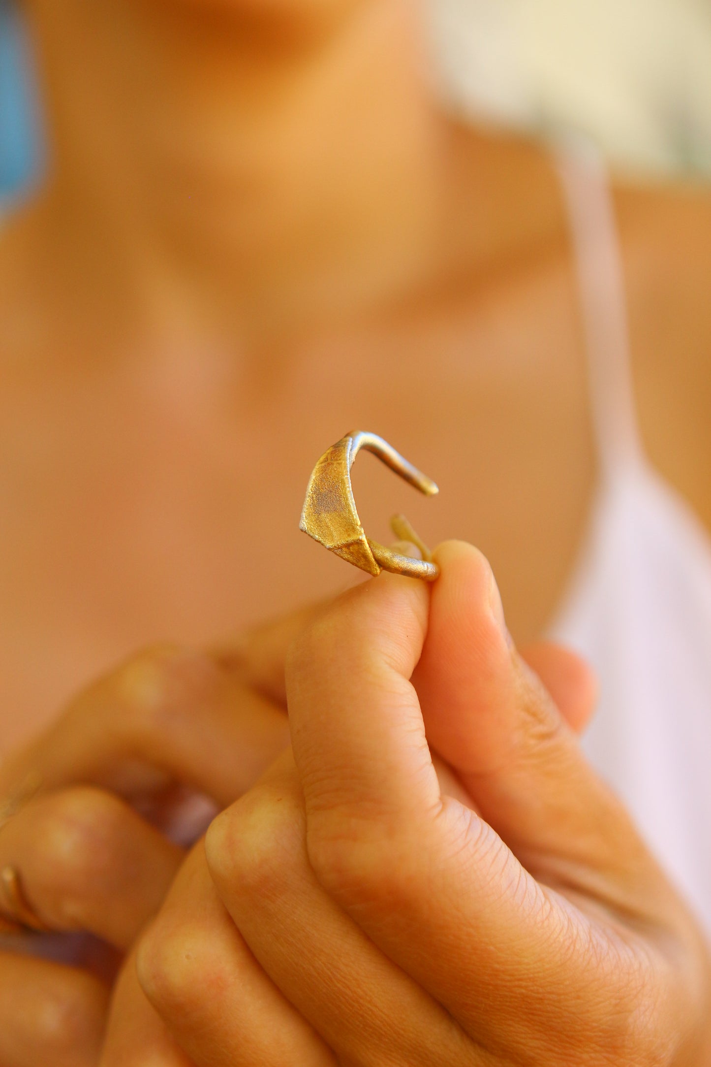 Anel com fragmento de folha