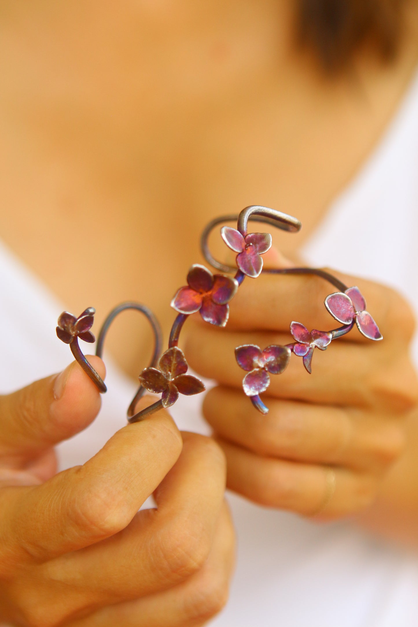 Pulseira com flores de hortensia