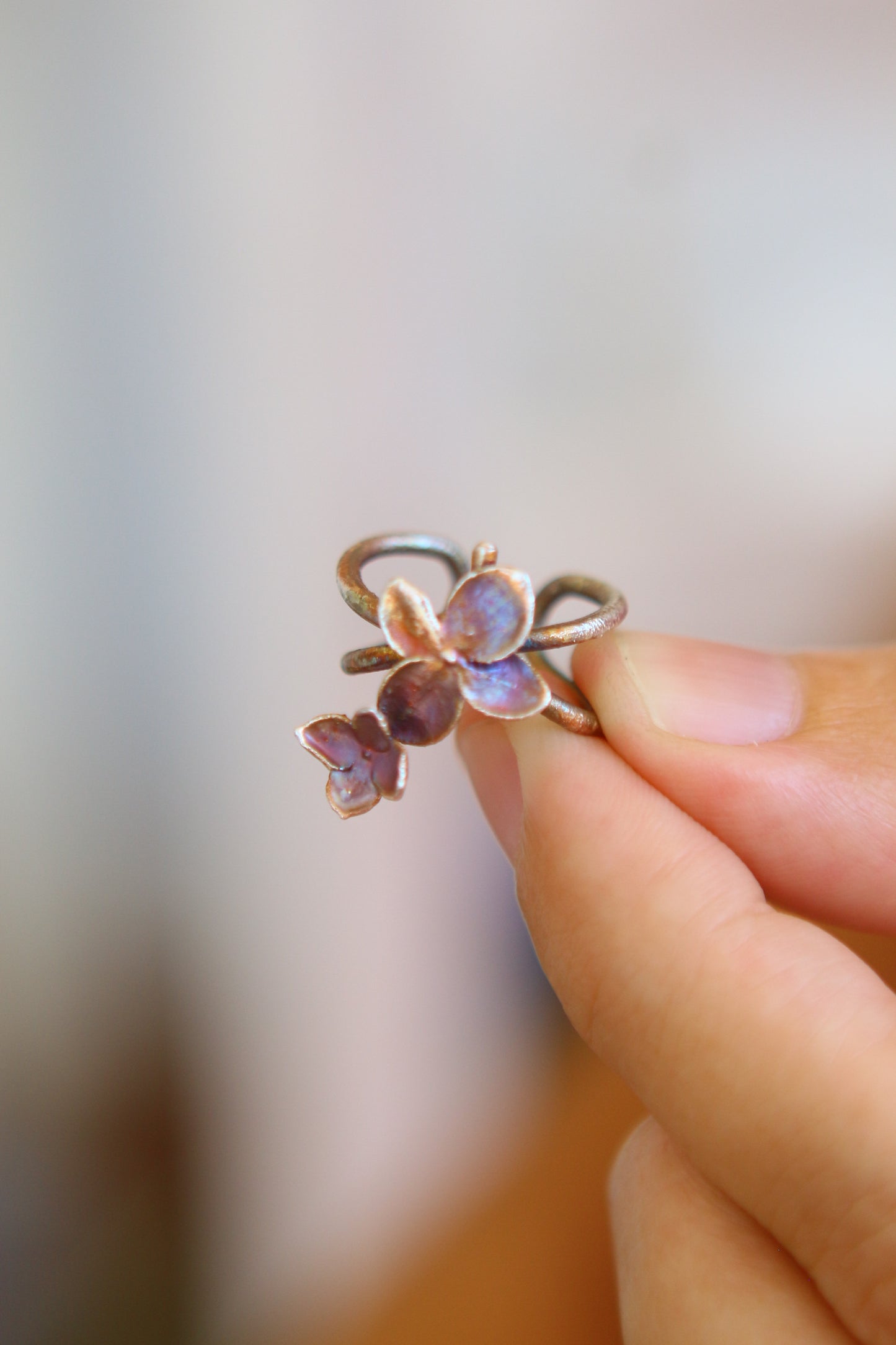 Ear cuff com flor de hortensia