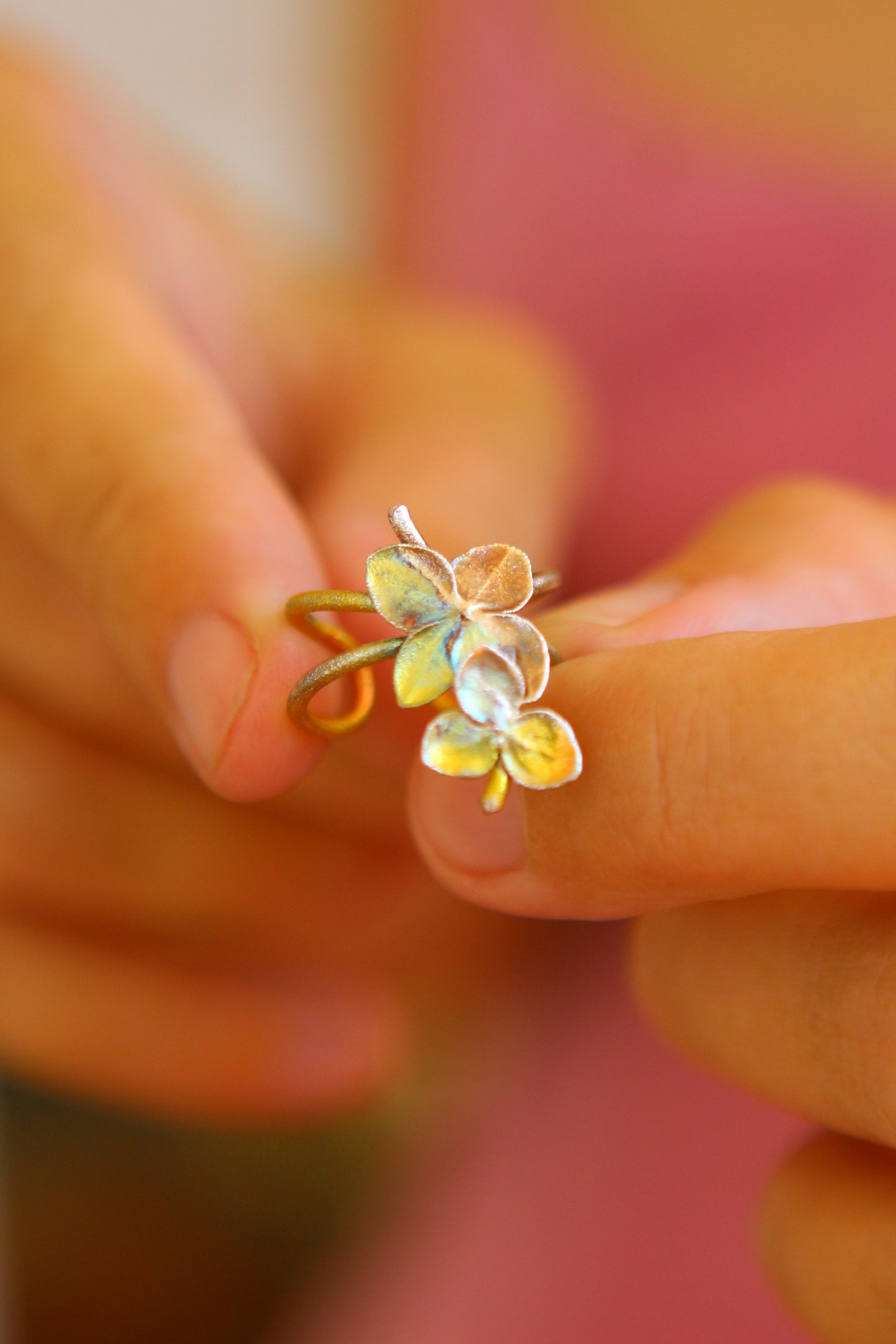 Ear cuff com flor de hortensia