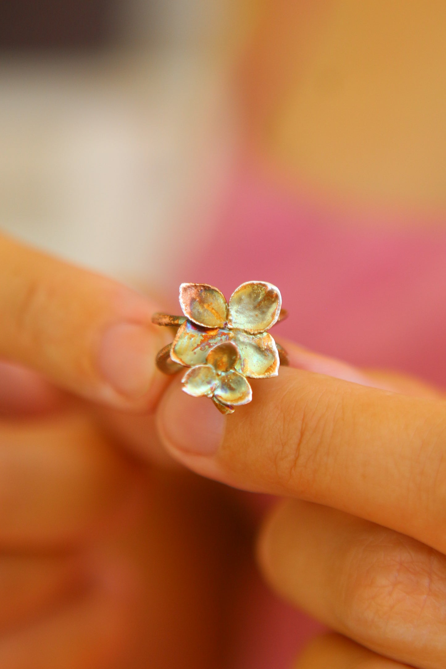 Ear cuff com flor de hortensia