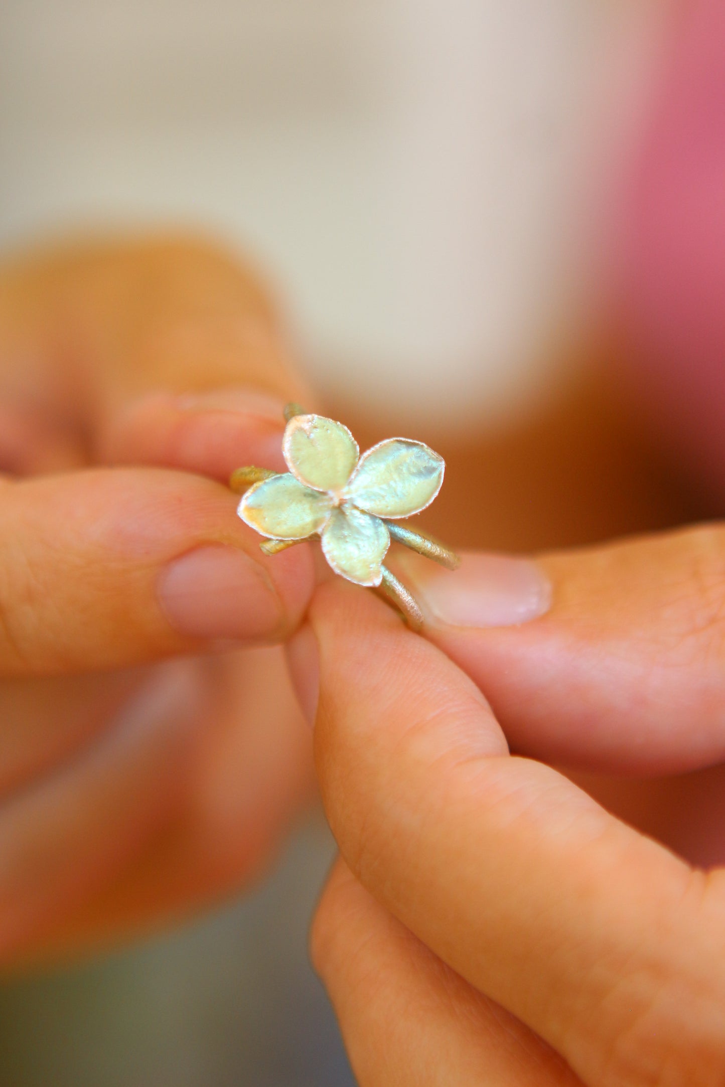 Ear cuff com flor de hortensia