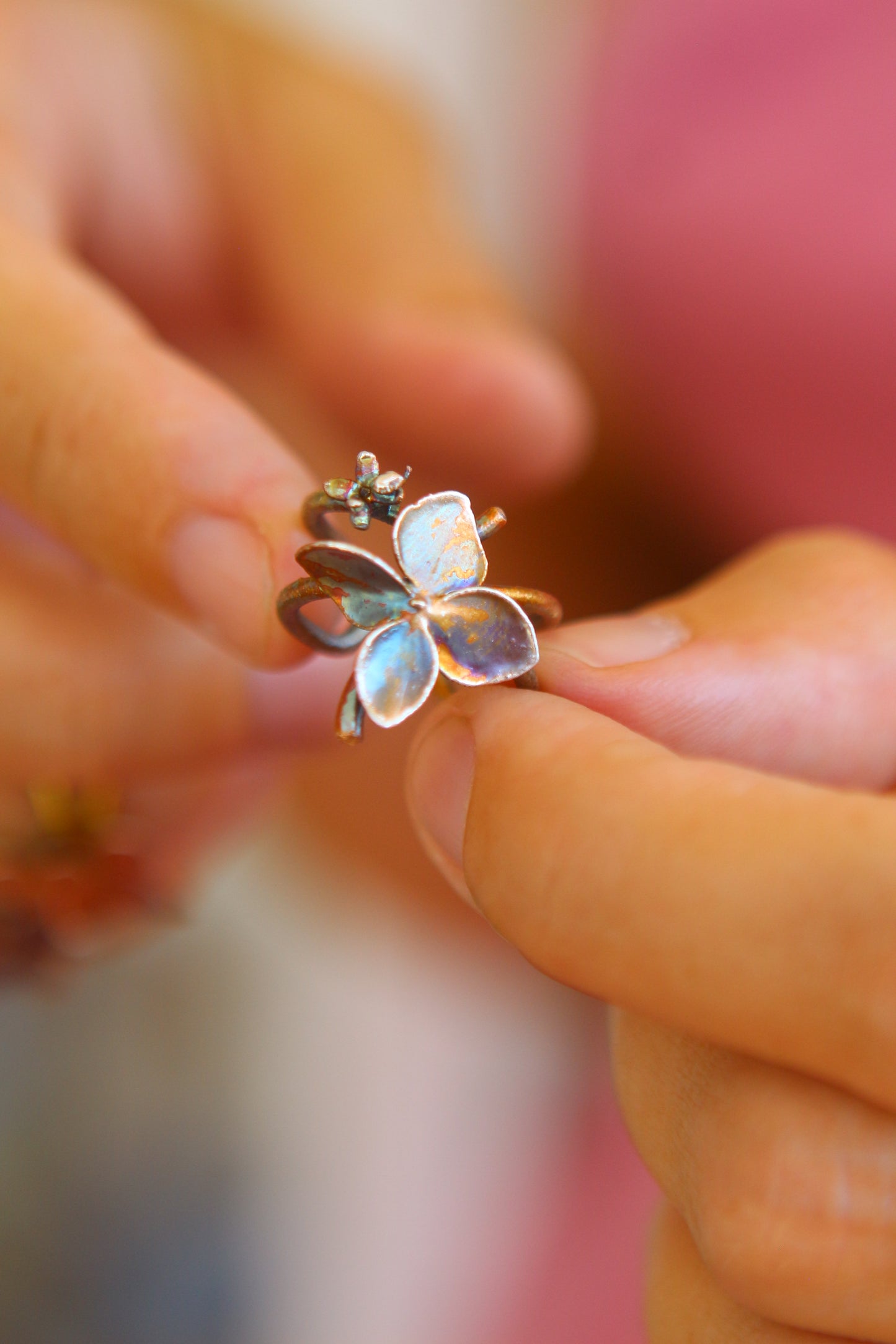 Ear cuff com flor de hortensia