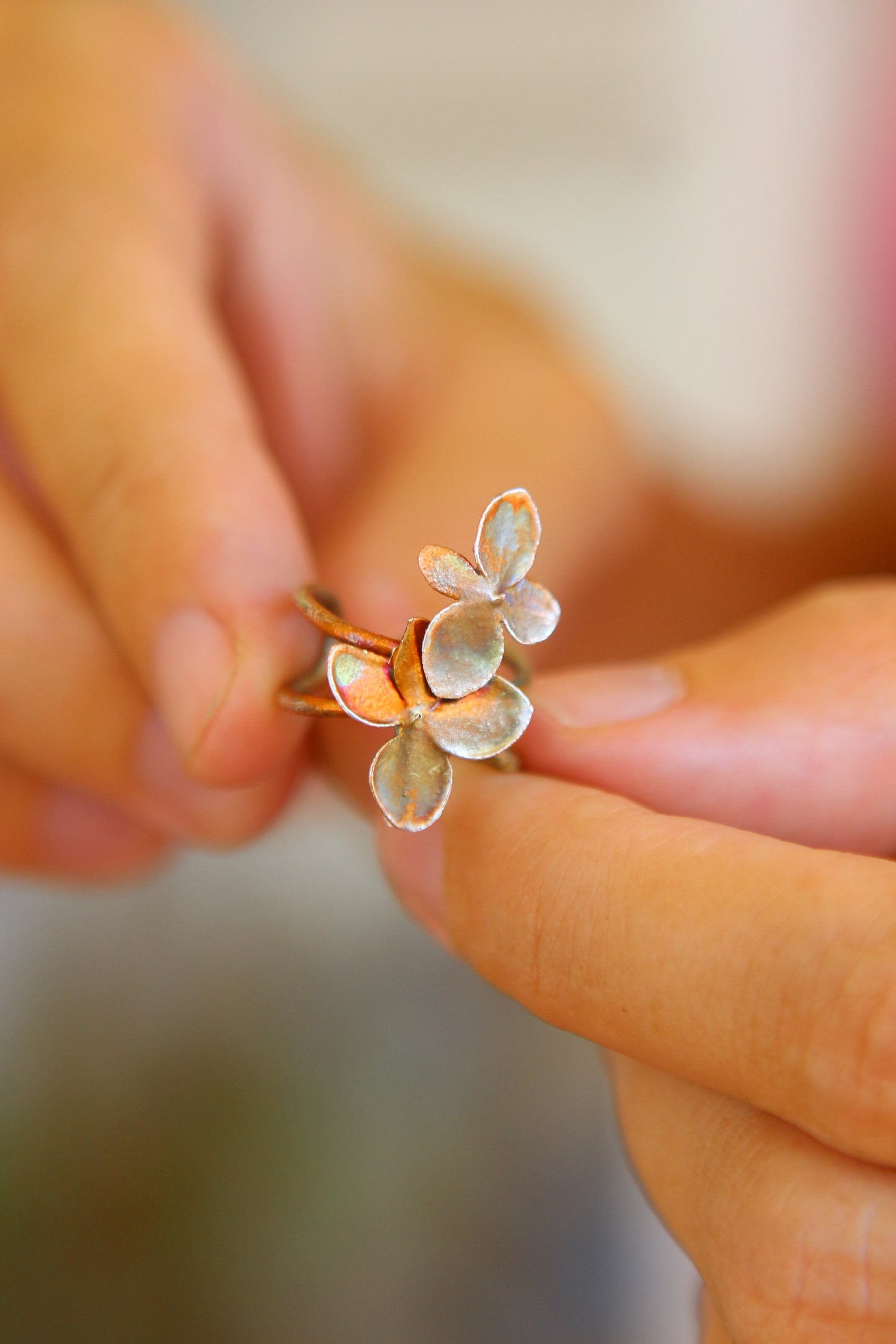 Ear cuff com flor de hortensia