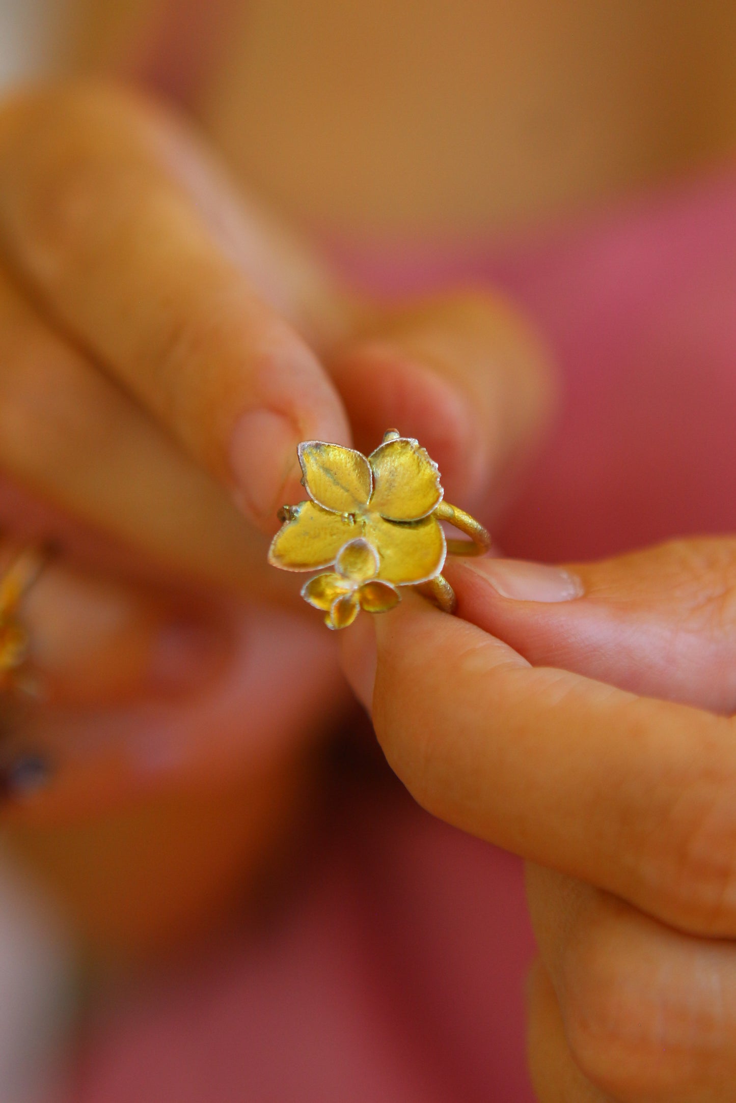 Ear cuff com flor de hortensia