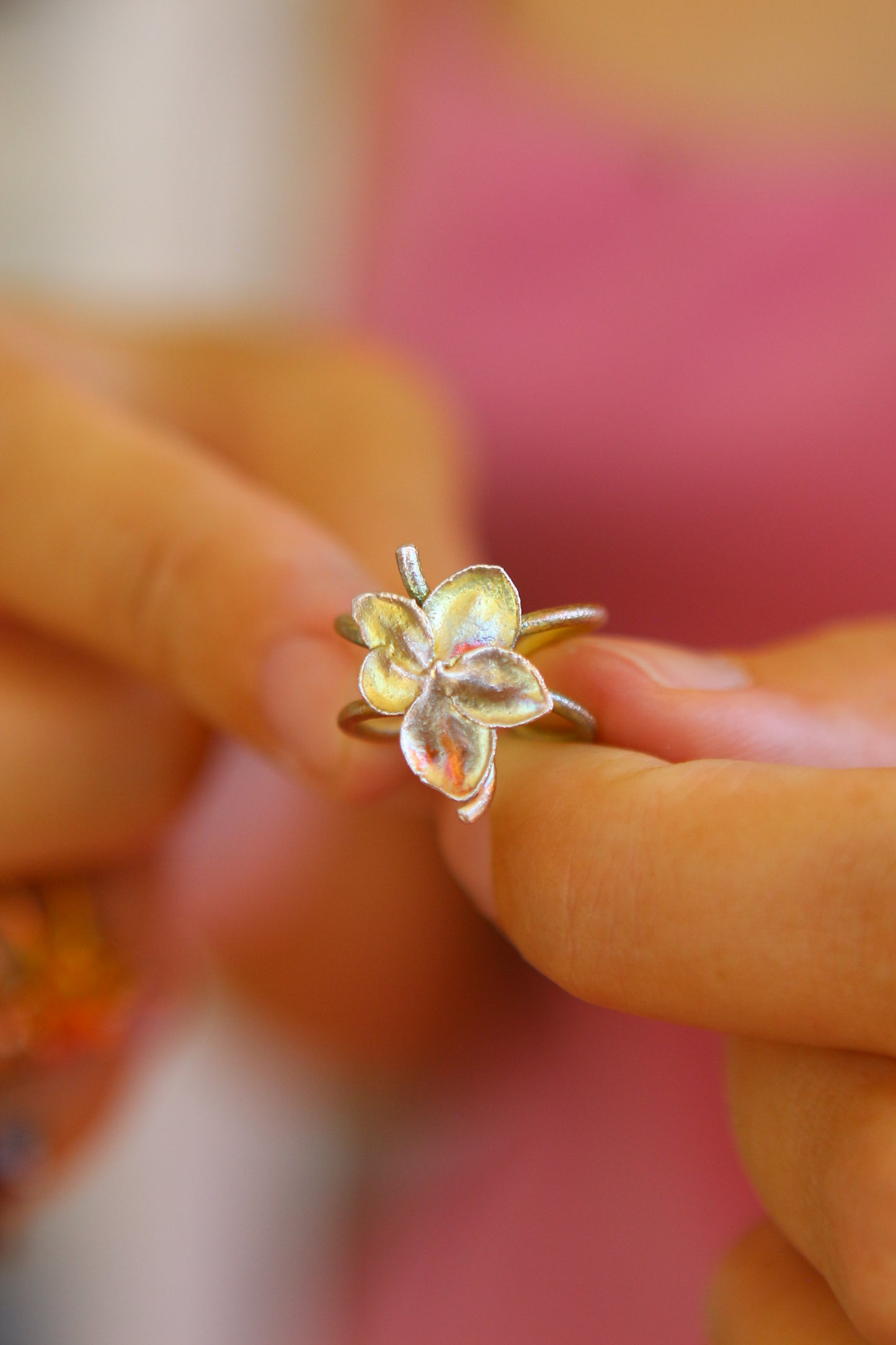 Ear cuff com flor de hortensia