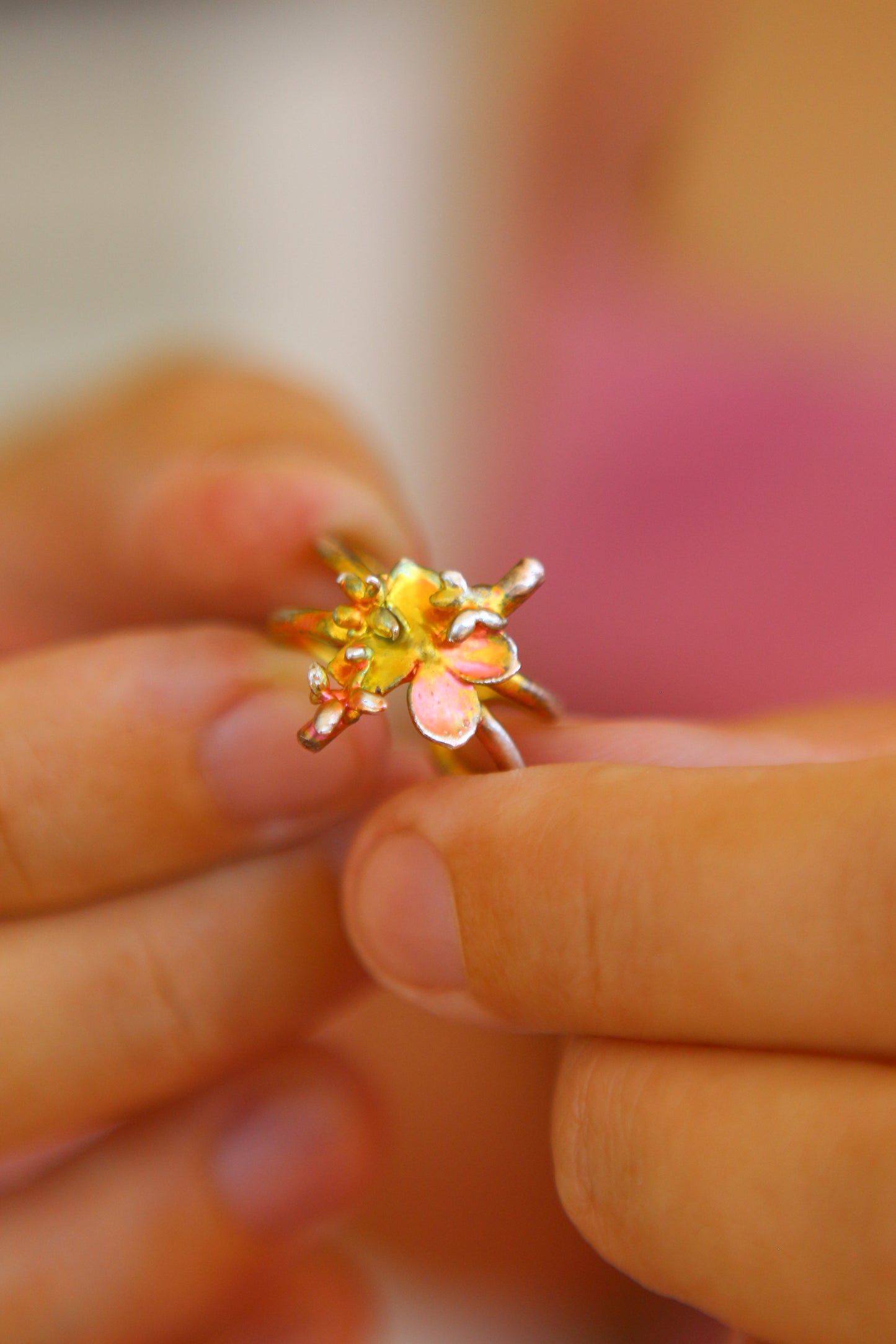 Ear cuff com flor de hortensia
