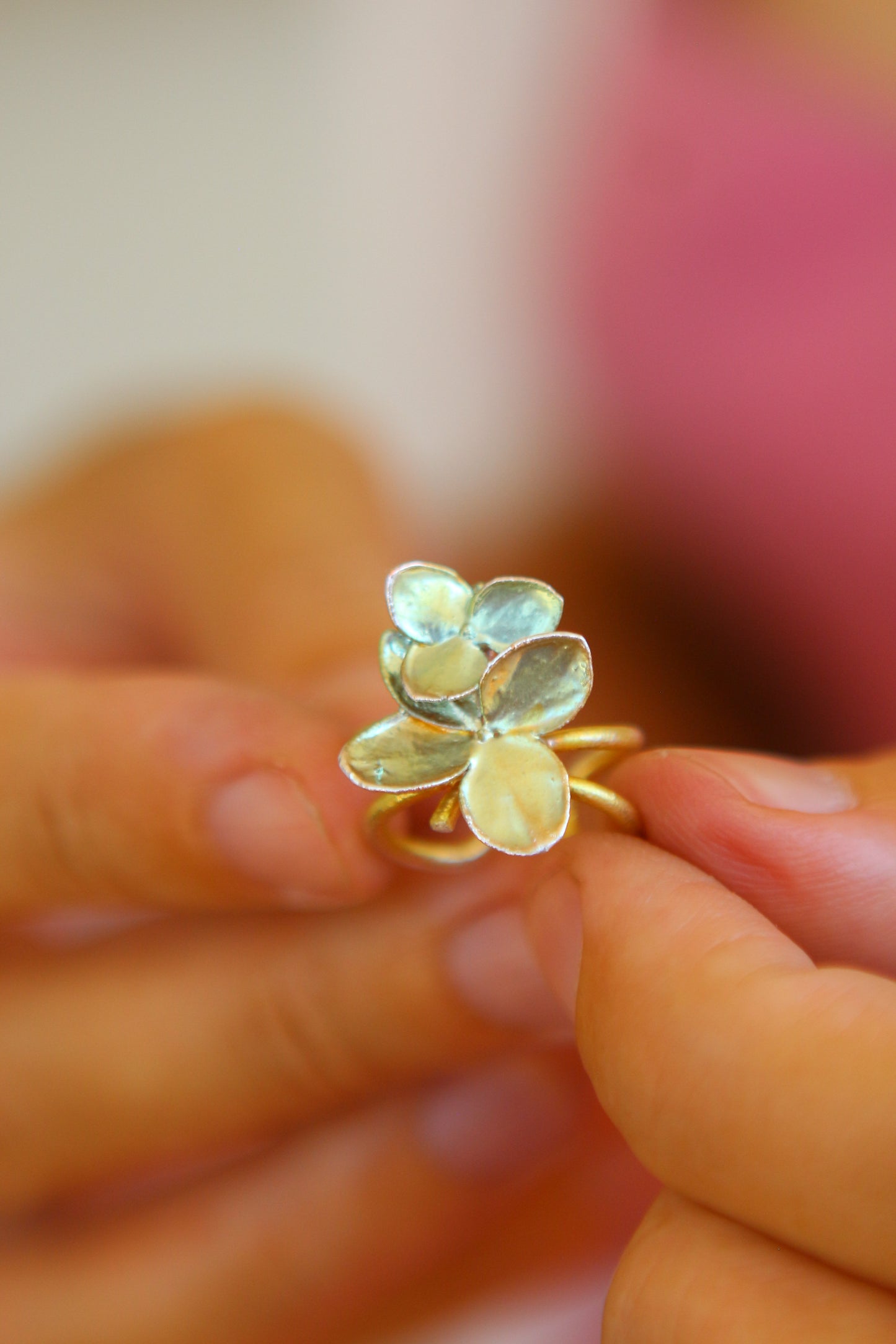 Ear cuff com flor de hortensia