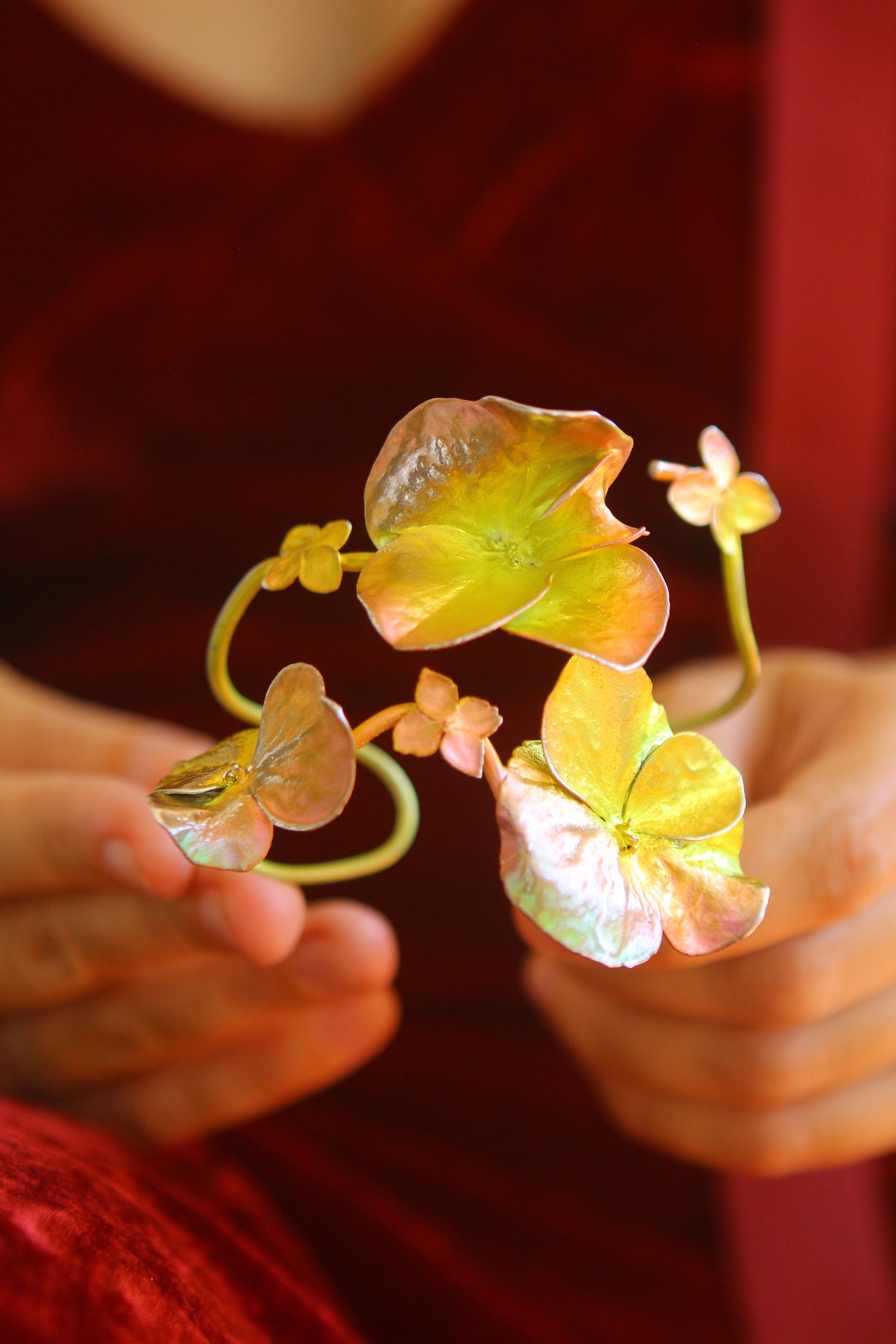 Pulseira com flores de hortensia