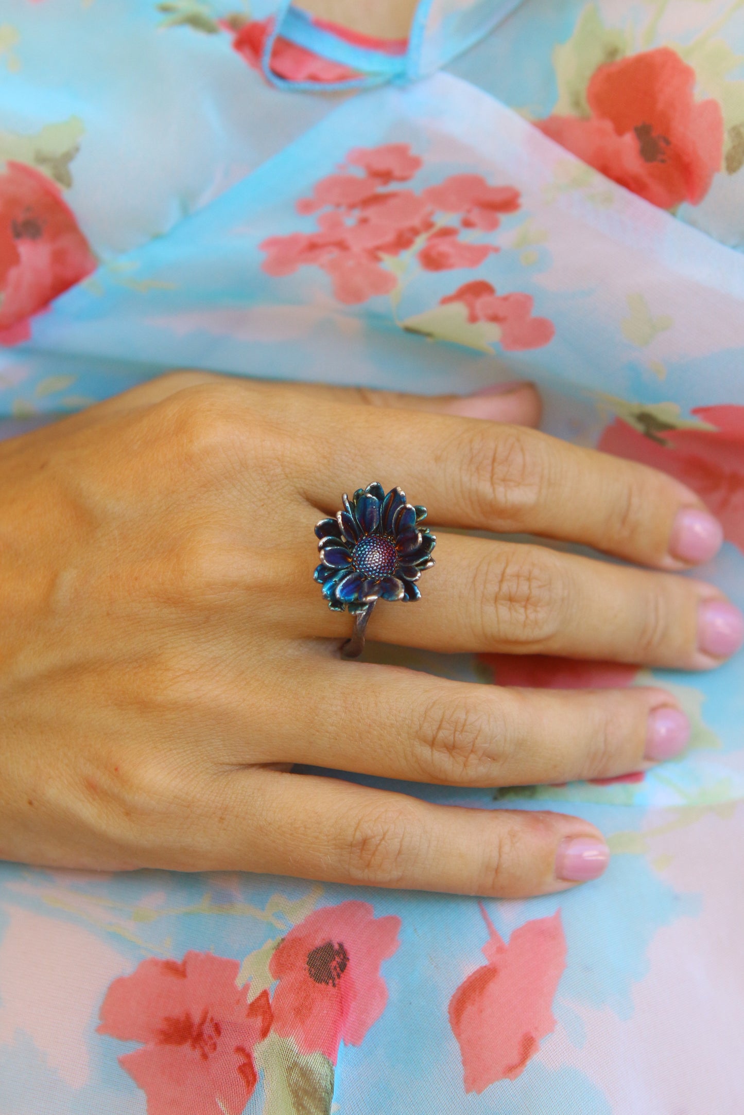 Anel com flor de crisantemo