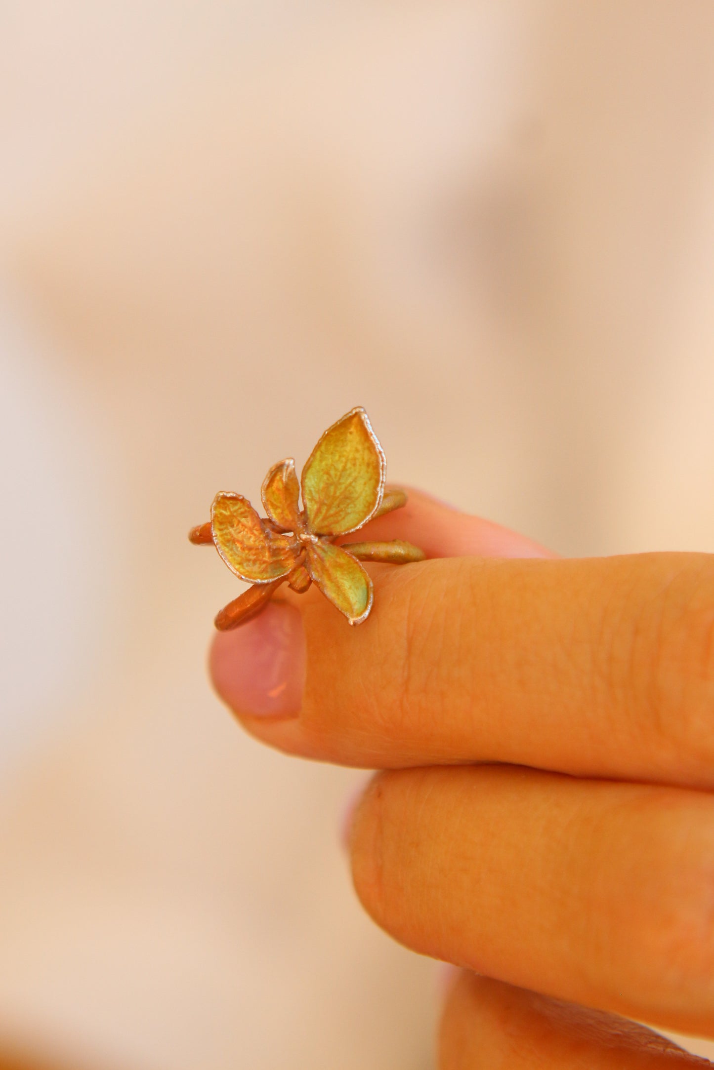 Ear cuff com flor de hortensia