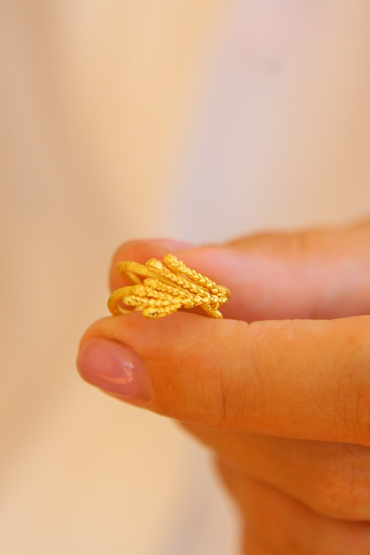 Ear cuff com ramo de tuia