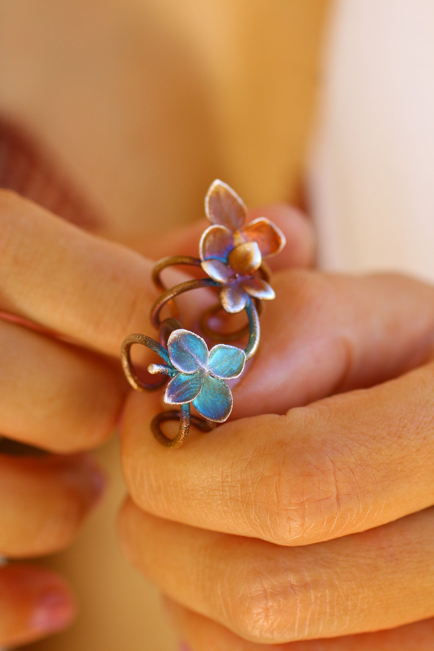 Ear cuff com flor de hortensia