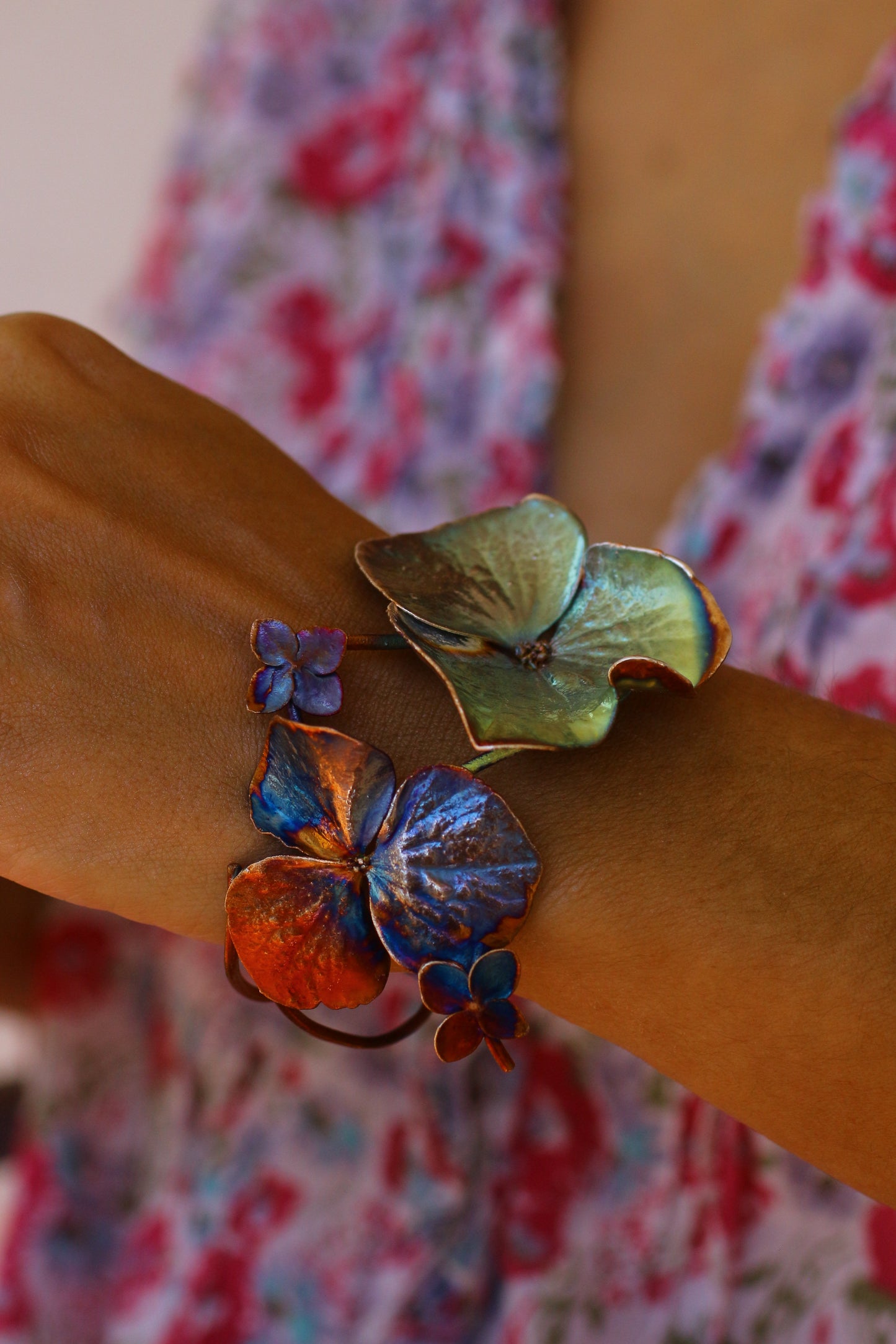 Pulseira com flores de hortensia