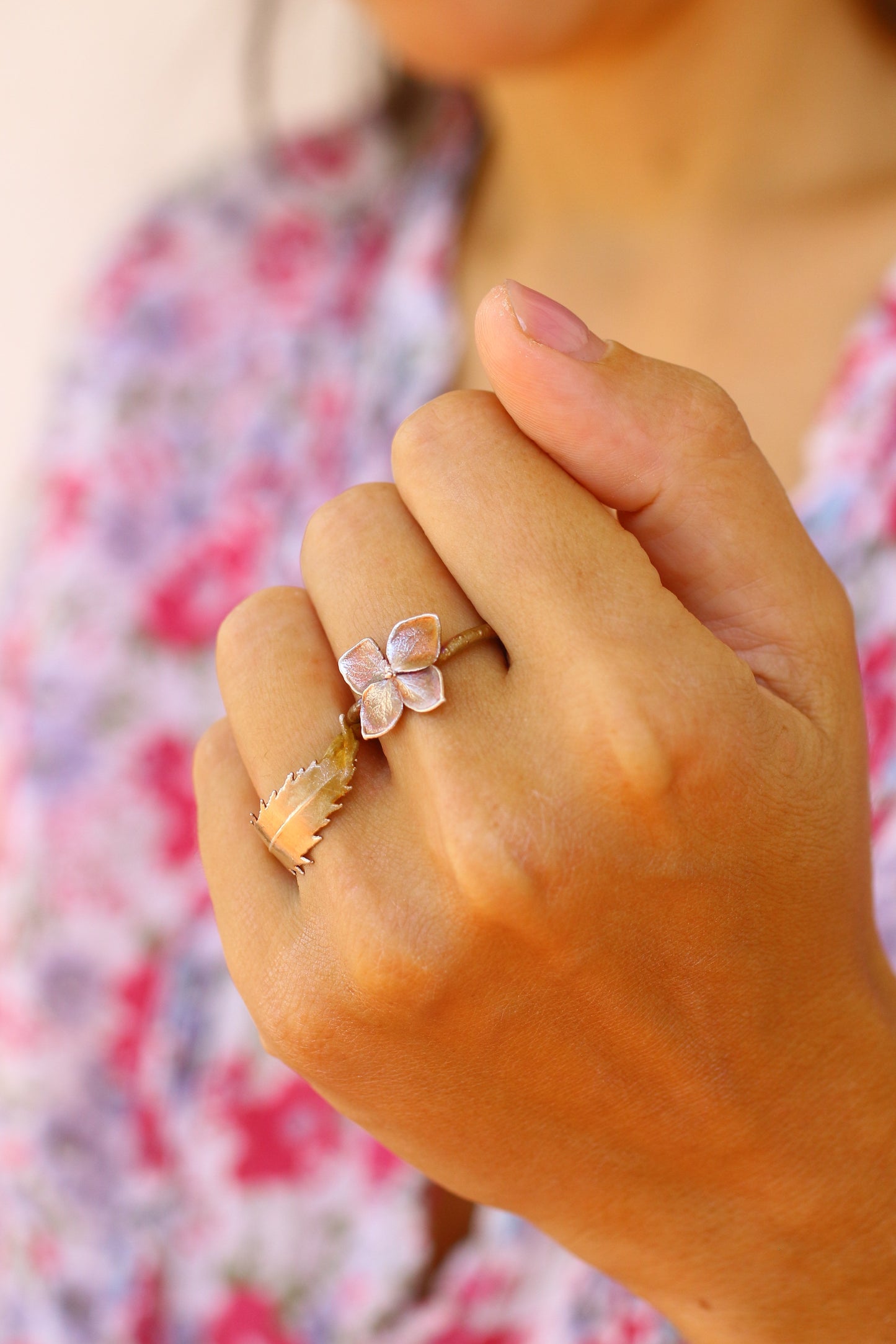 Dois aneis florais com hortensia e folha de tagetes
