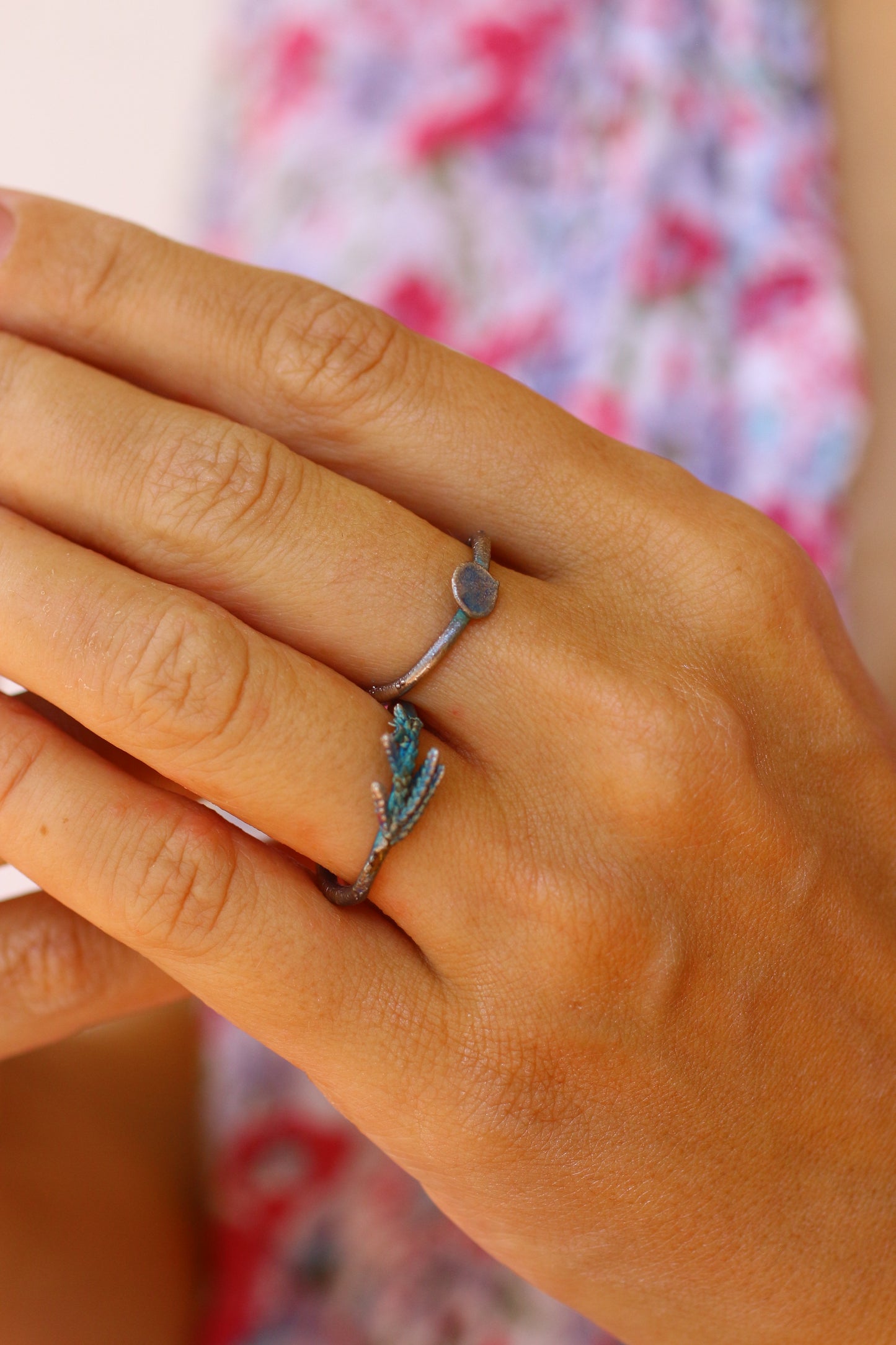 Dois anéis florais com hortensia e tuia