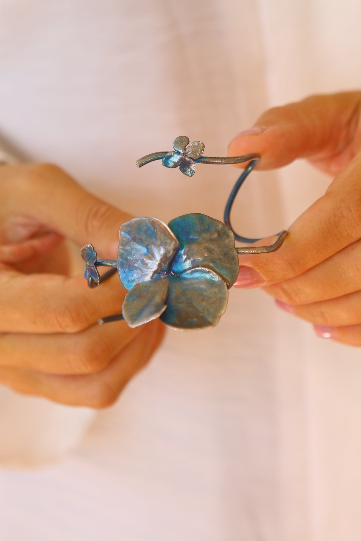 Pulseira com flores de hortensia