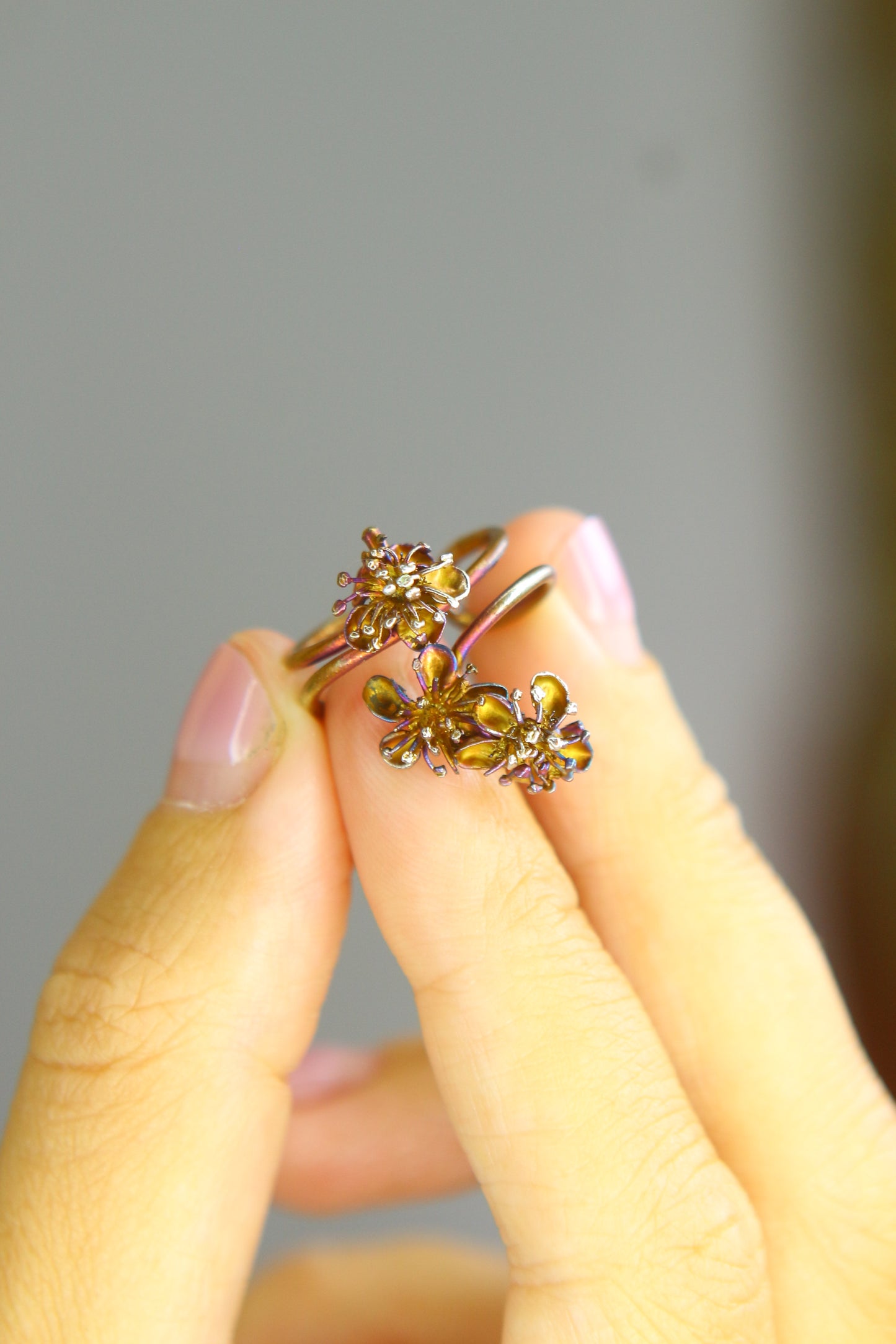 Ear cuff com flores da primavera