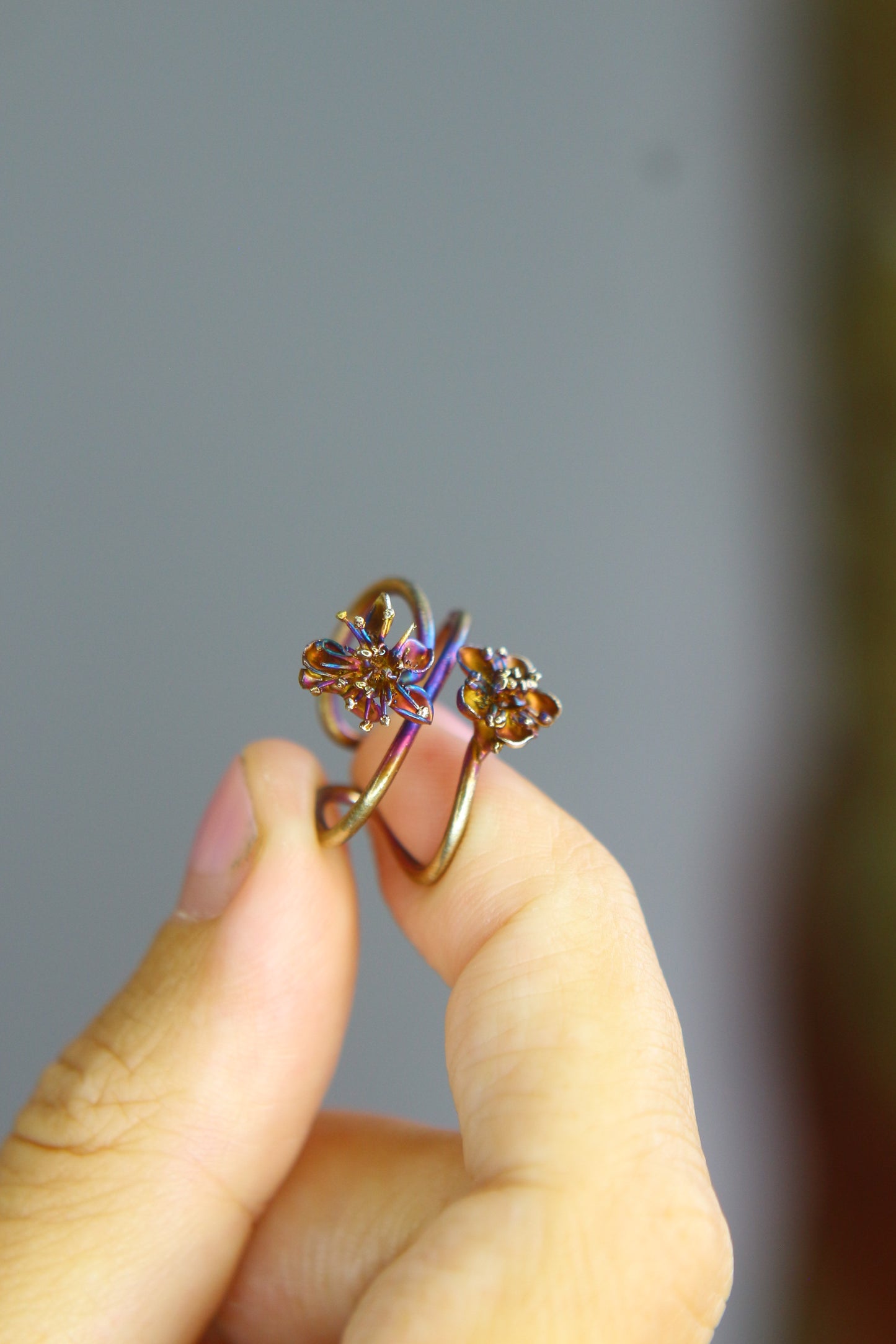 Ear cuff com flores da primavera