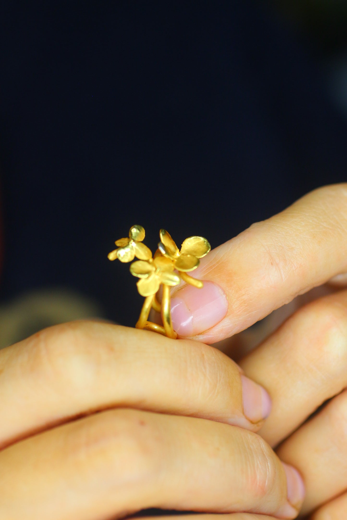 Ear cuff com flor de hortensia