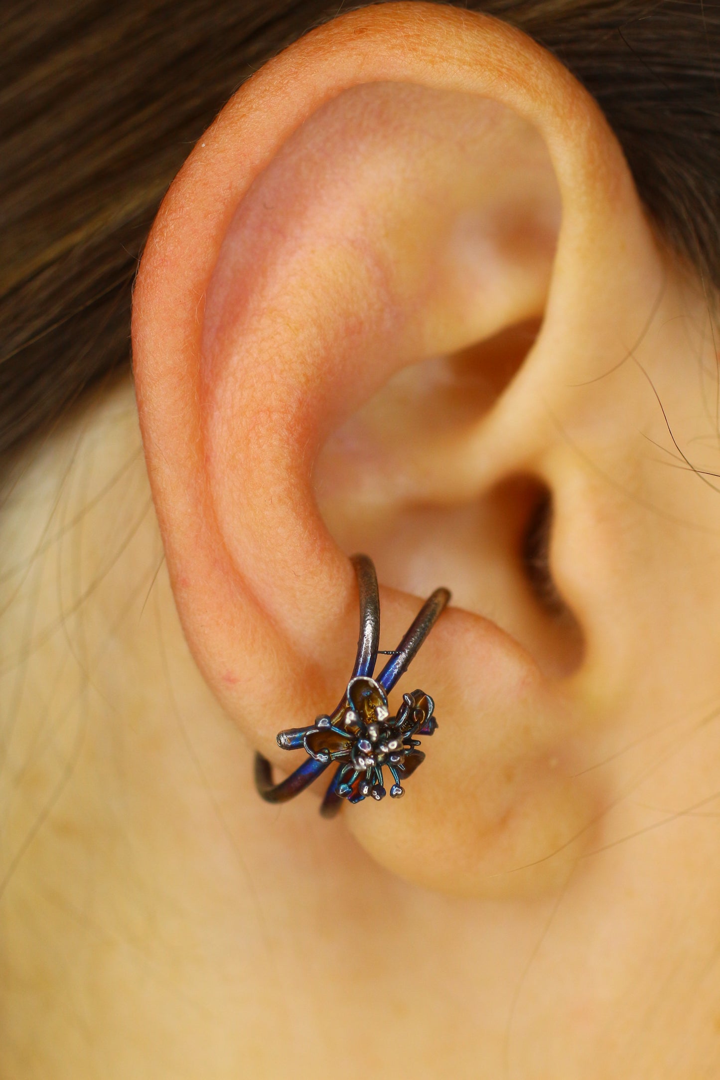Ear cuff com flores da primavera