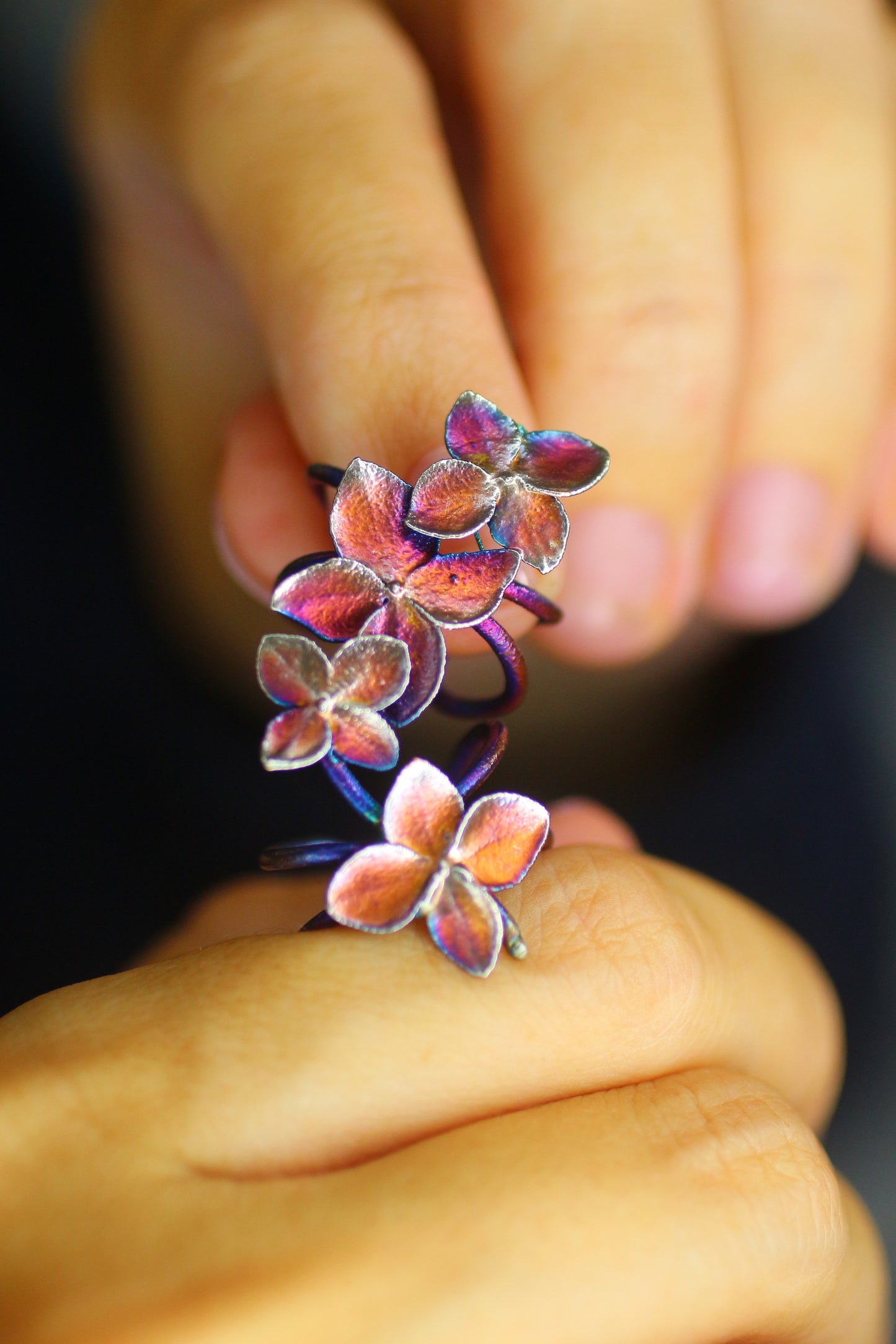 Ear cuff com flor de hortensia