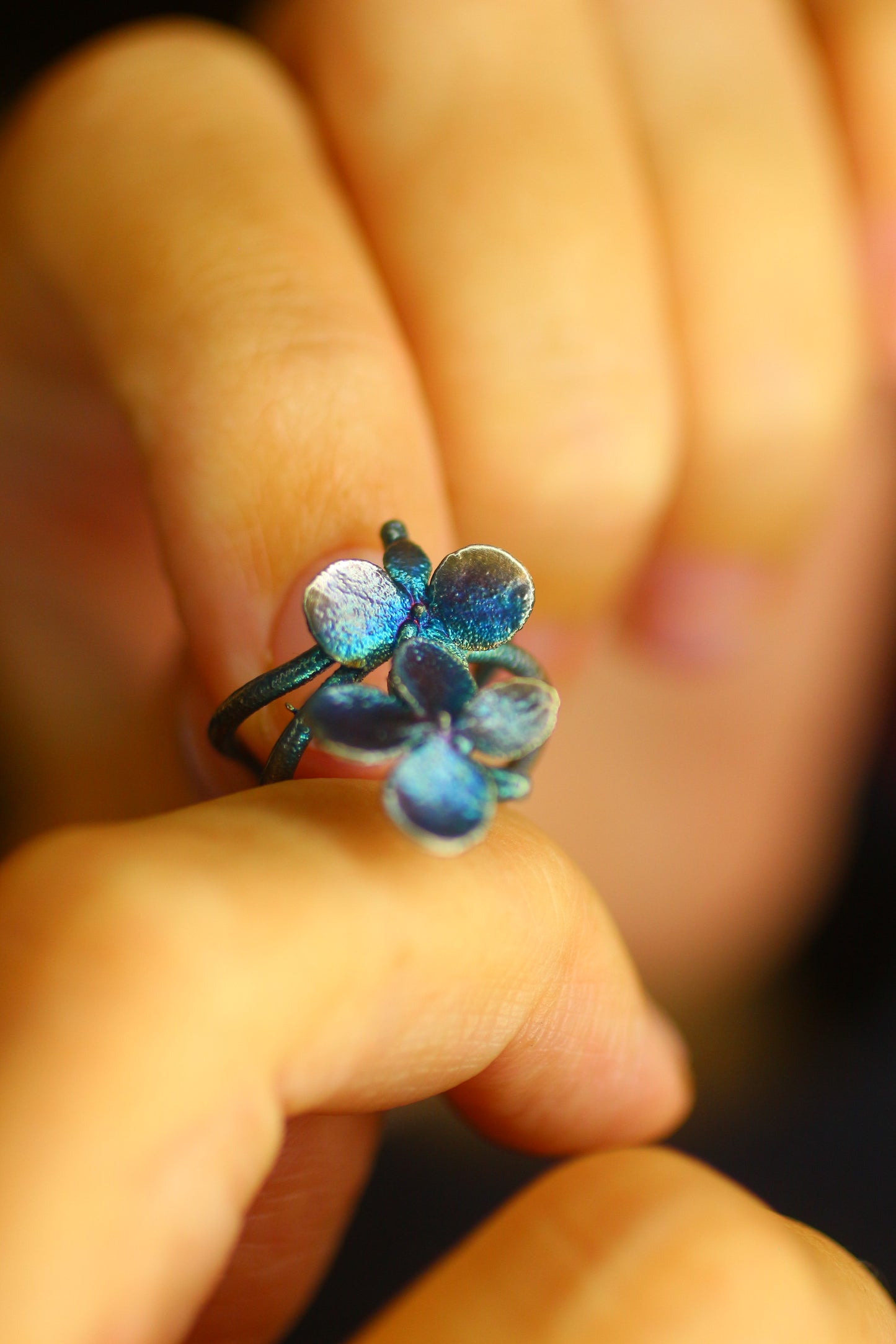 Ear cuff com flor de hortensia