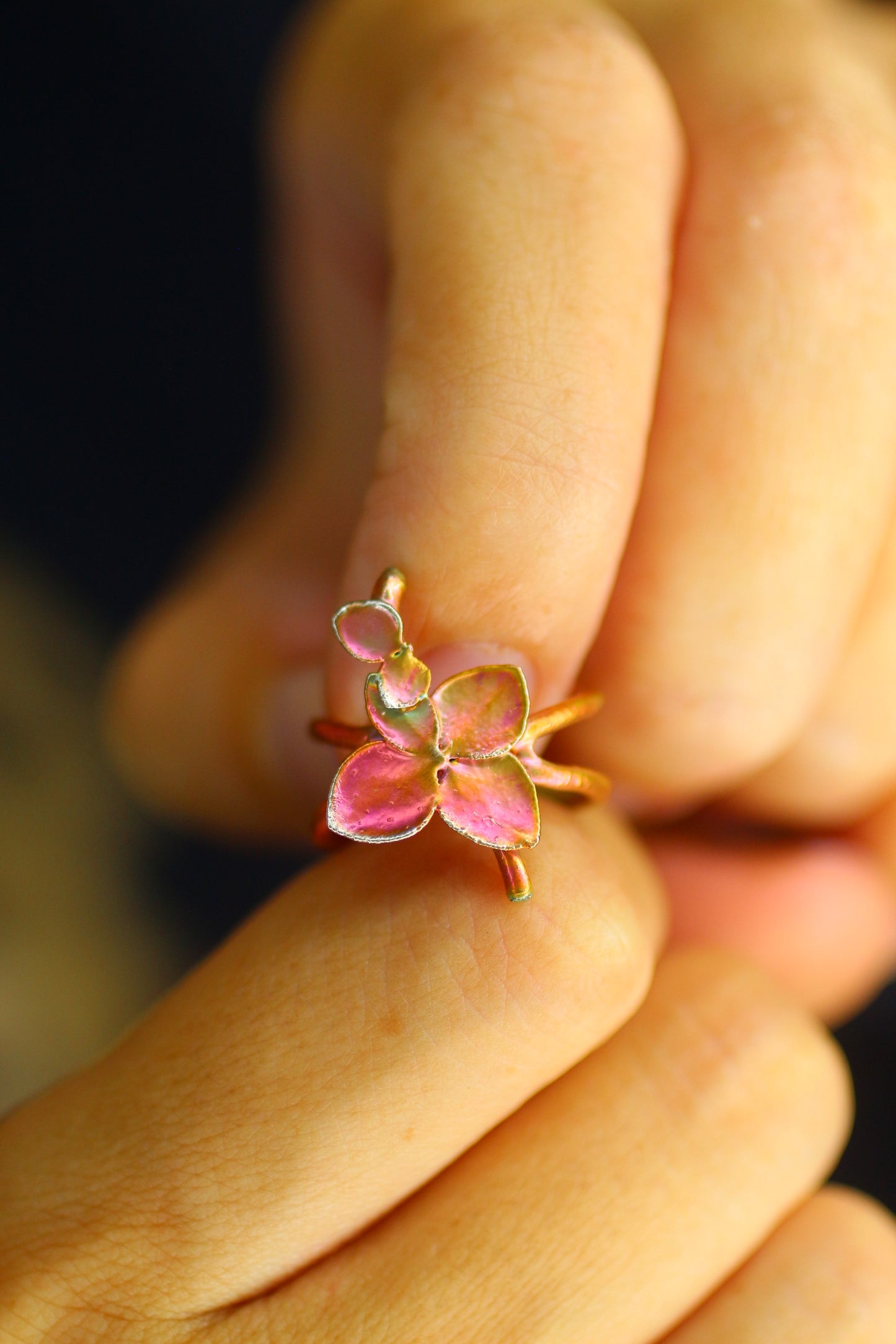Ear cuff com flor de hortensia