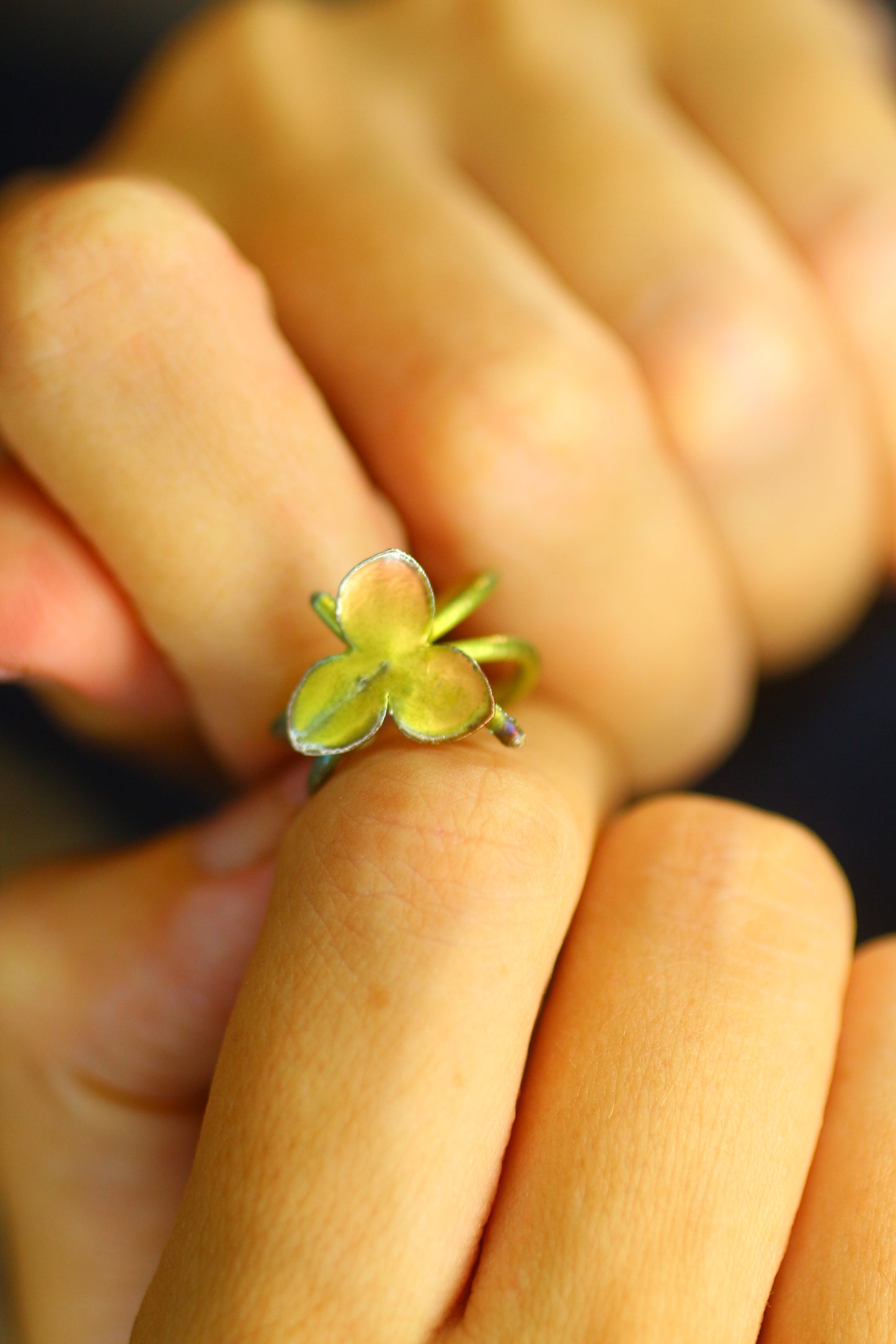 Ear cuff com flor de hortensia