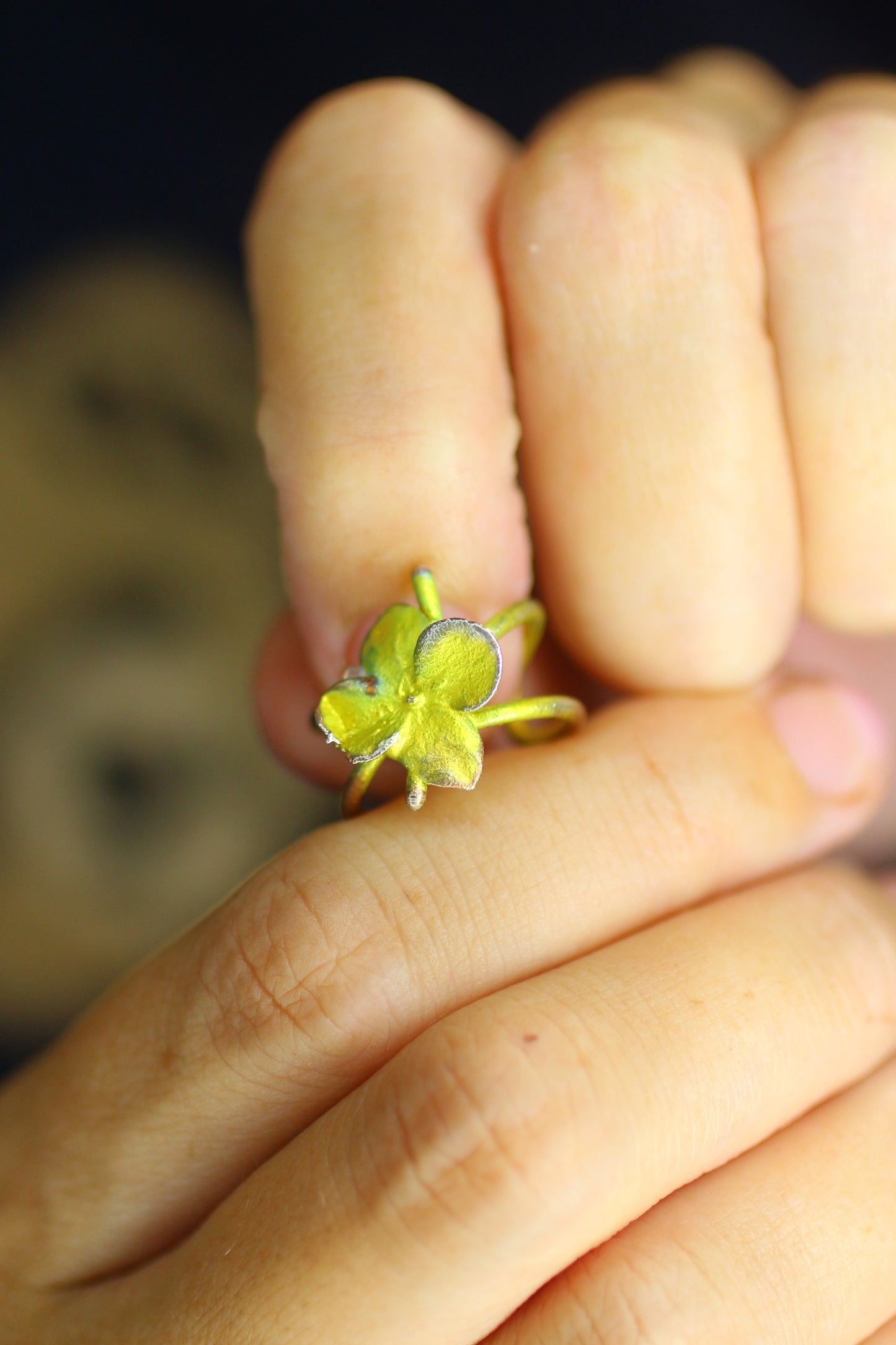 Ear cuff com flor de hortensia