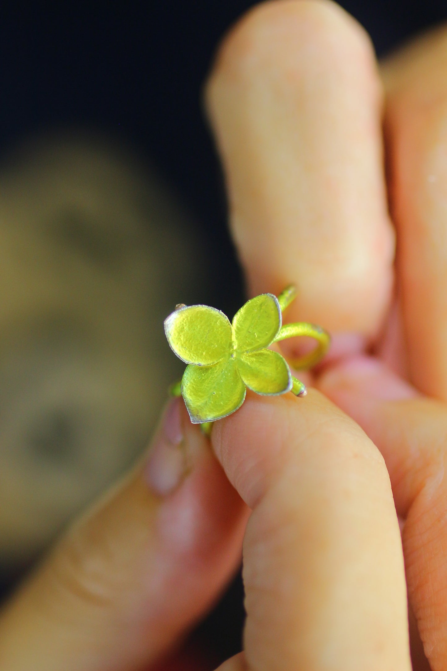 Ear cuff com flor de hortensia