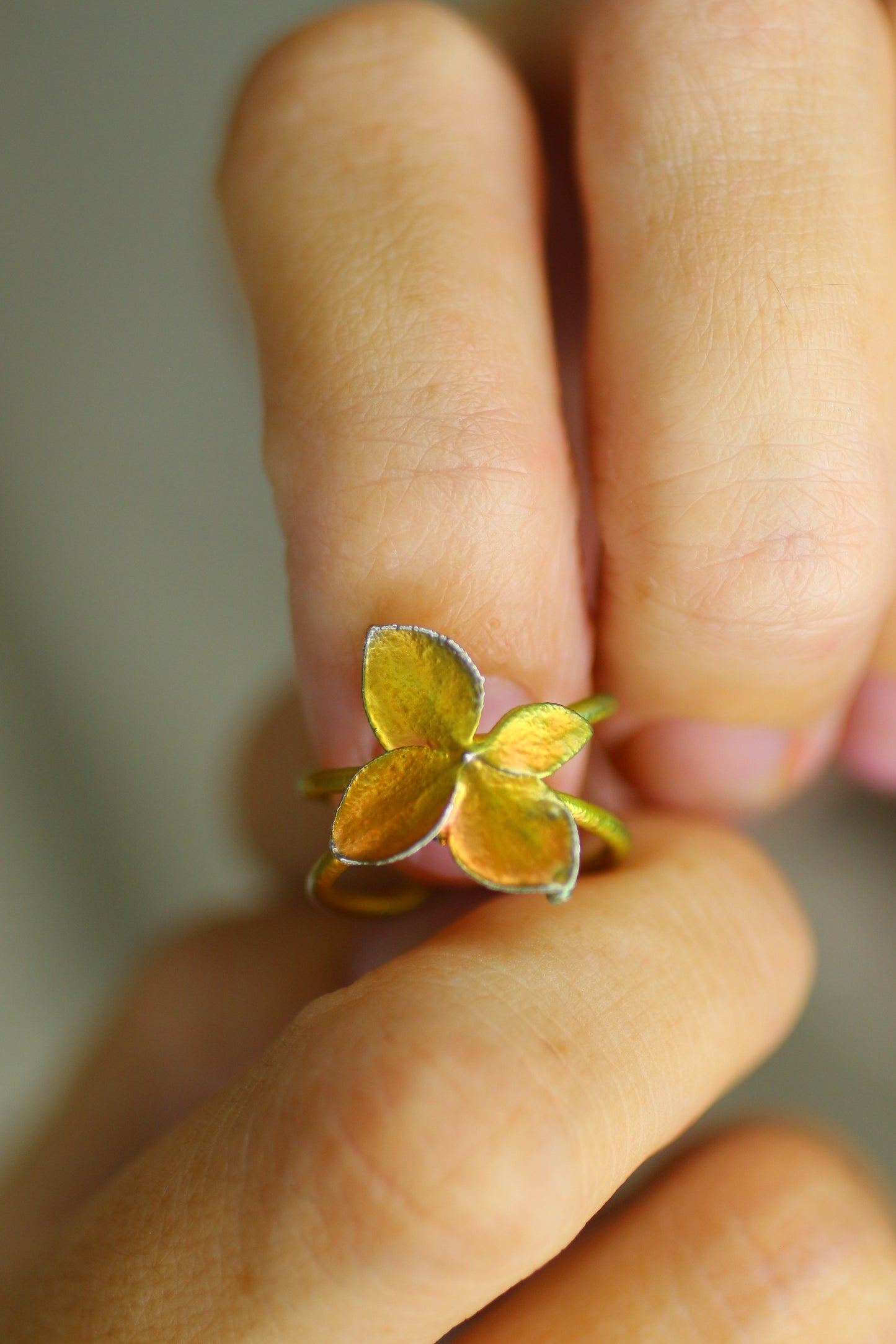 Ear cuff com flor de hortensia