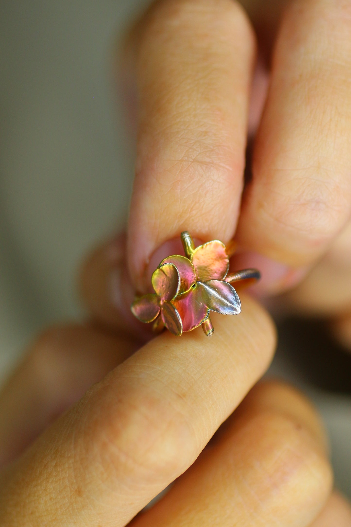 Ear cuff com flor de hortensia