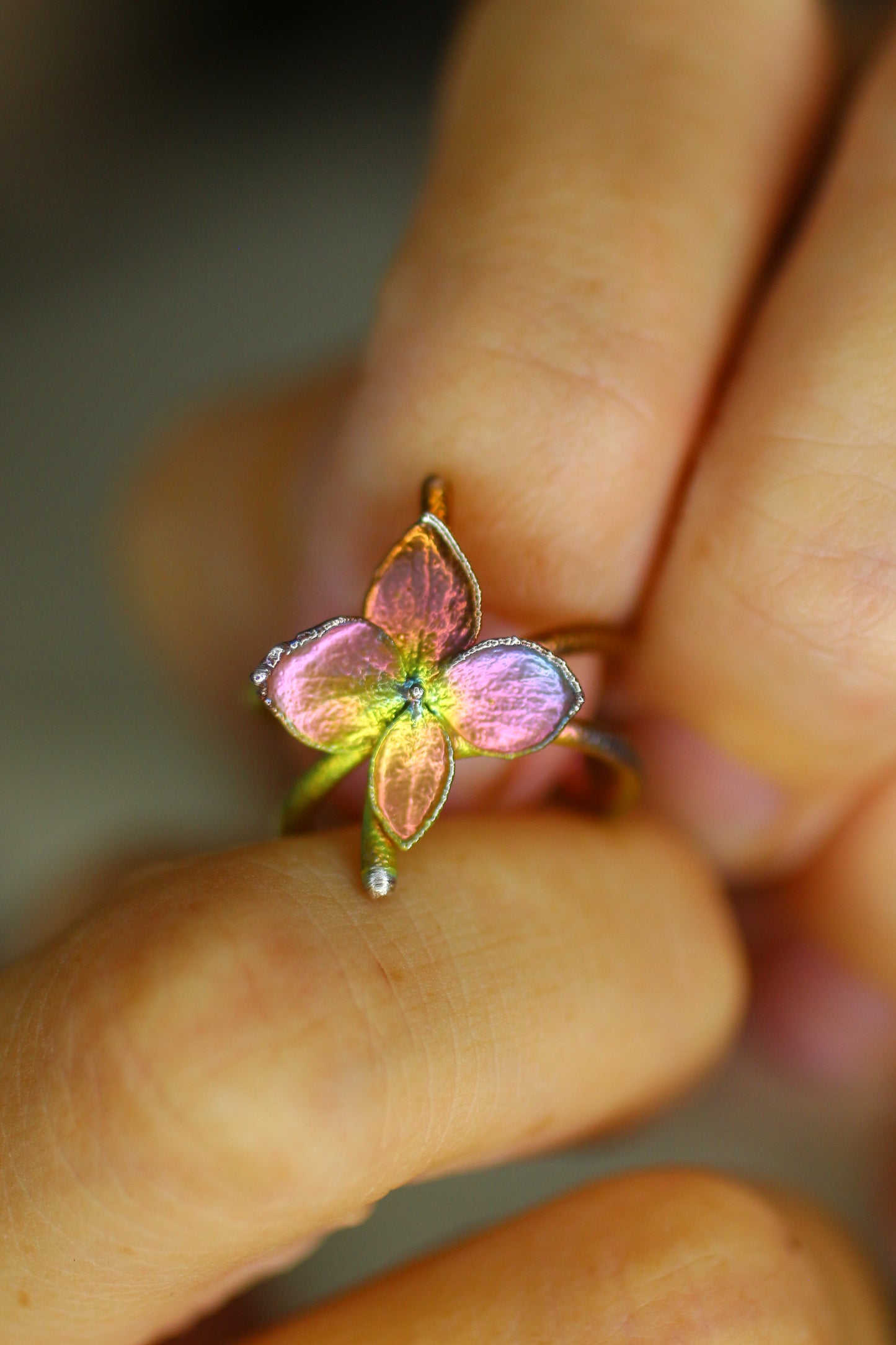 Ear cuff com flor de hortensia