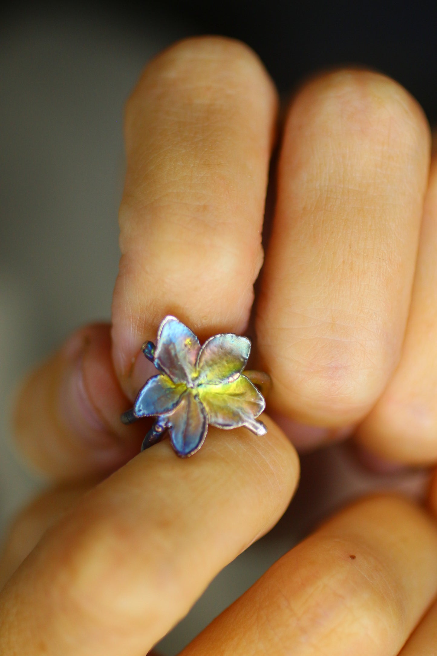 Ear cuff com flor de hortensia