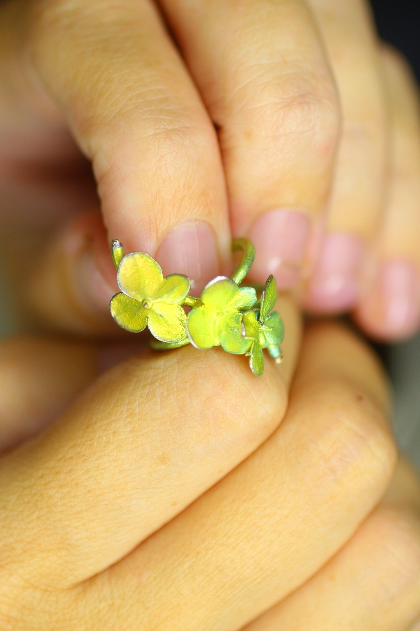 Ear cuff com flor de hortensia