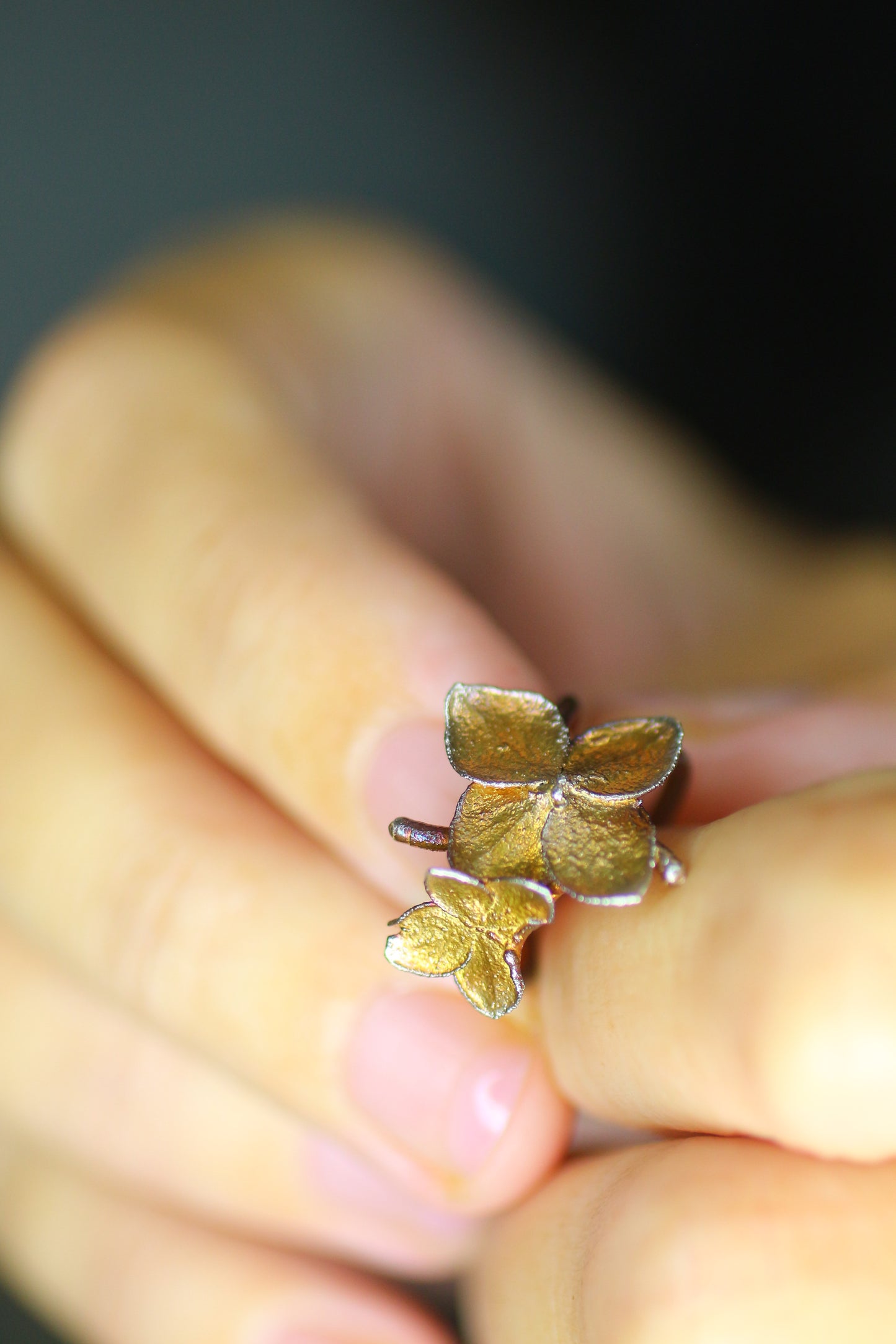 Ear cuff com flor de hortensia