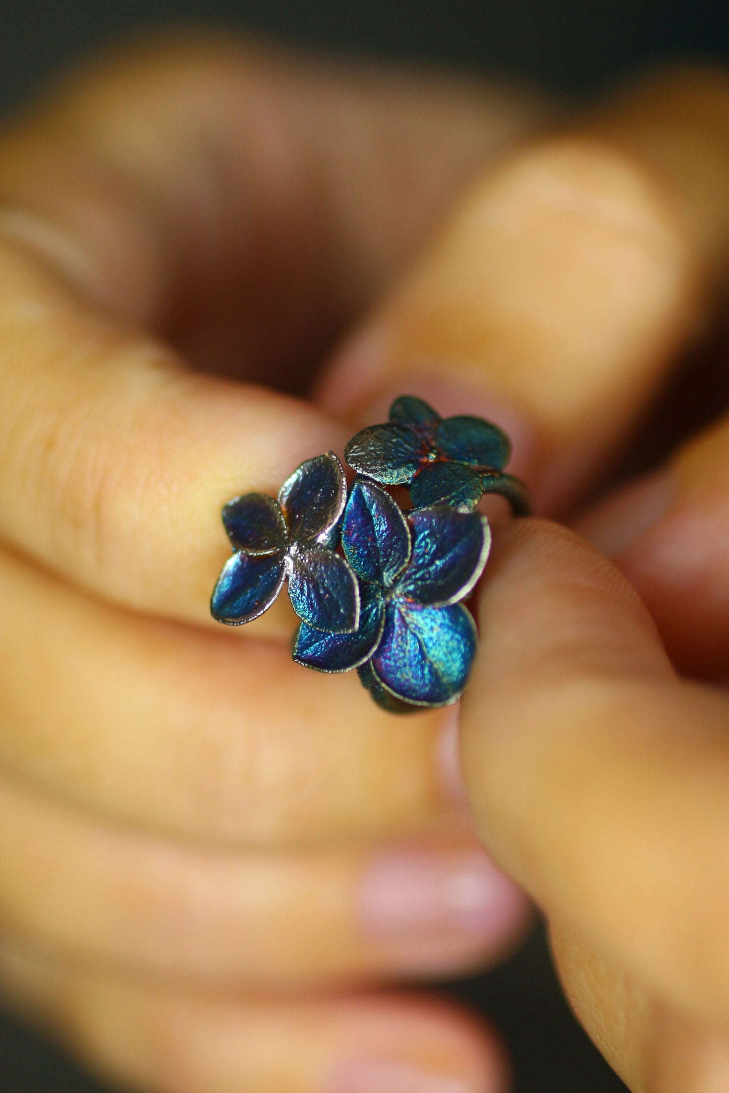 Ear cuff com flor de hortensia