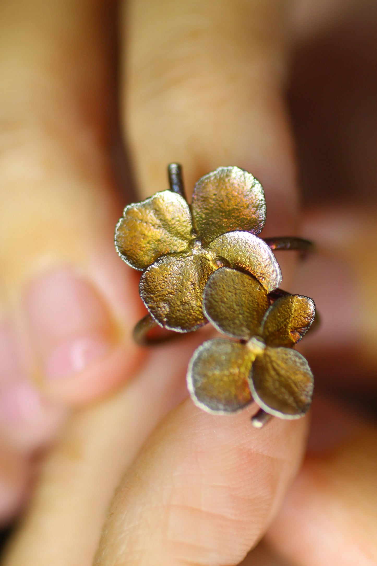 Ear cuff com flor de hortensia