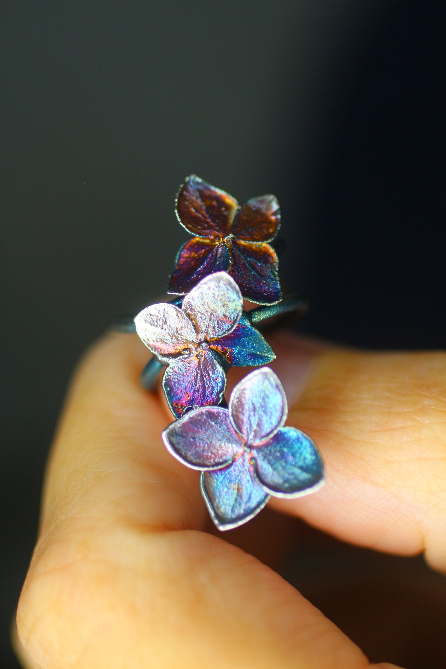 Ear cuff com flor de hortensia
