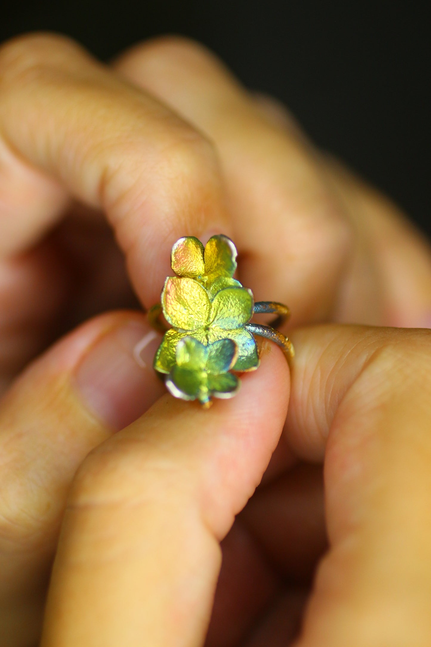 Ear cuff com flor de hortensia