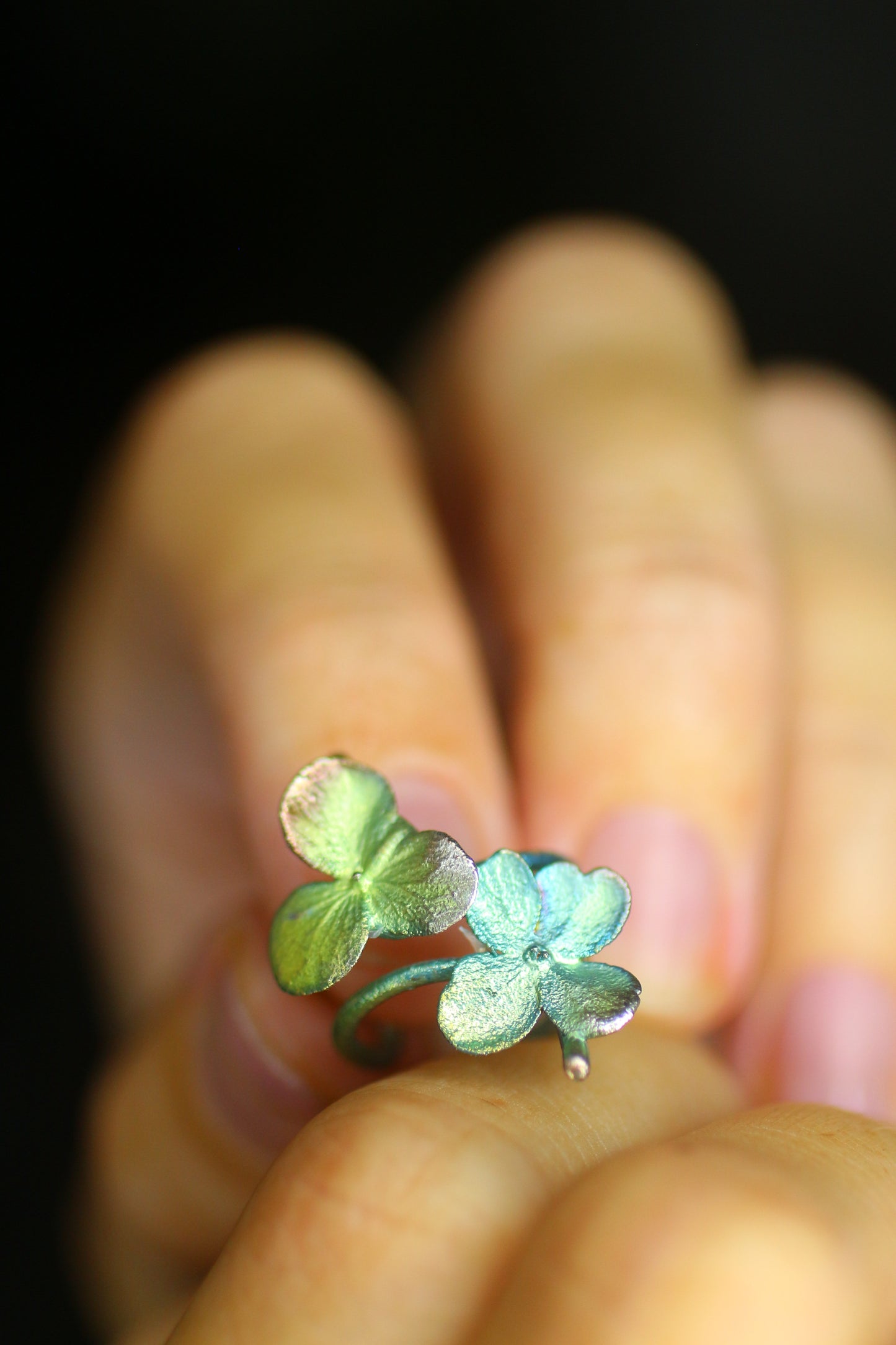 Ear cuff com flor de hortensia