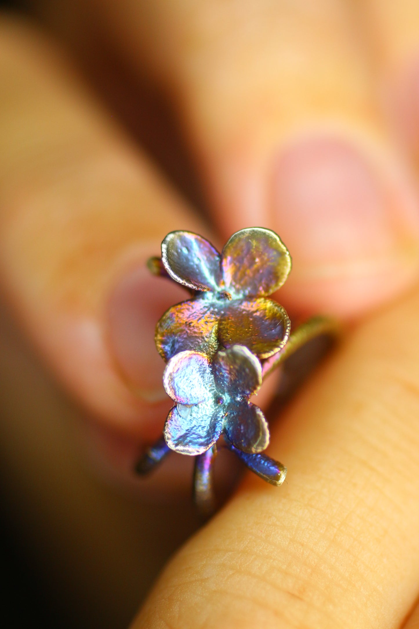 Ear cuff com flor de hortensia