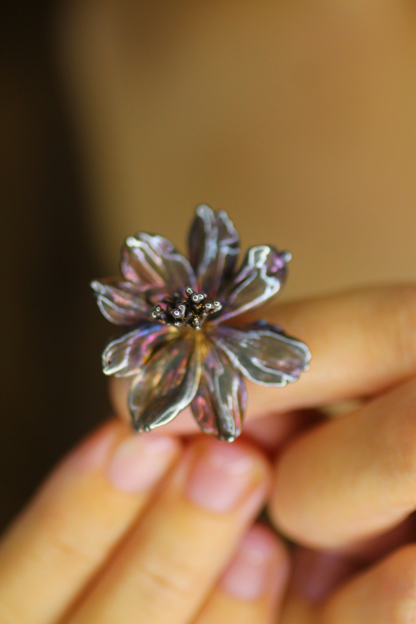 Anel com flor de cosmos