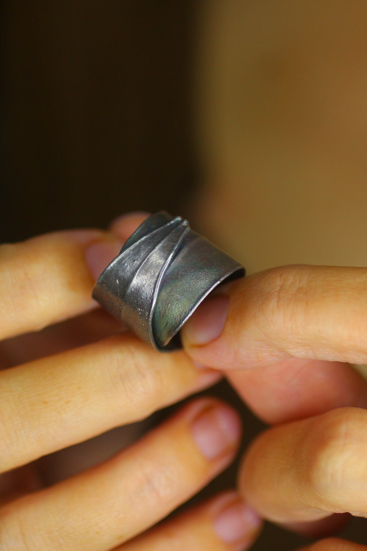 Anel com folha de arvore-de-ferro