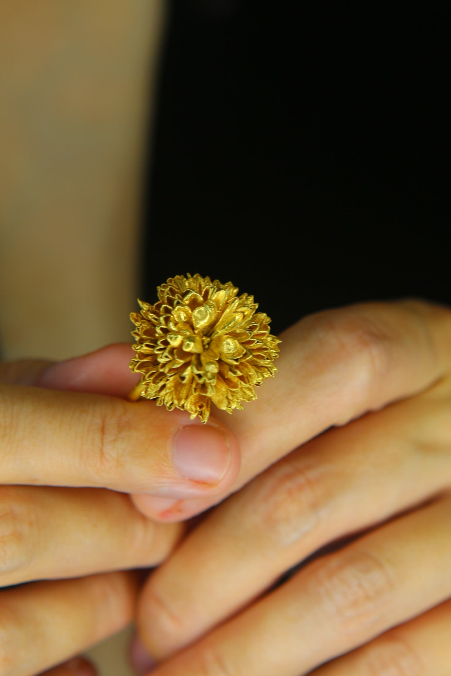 Anel com flor de crisantemo