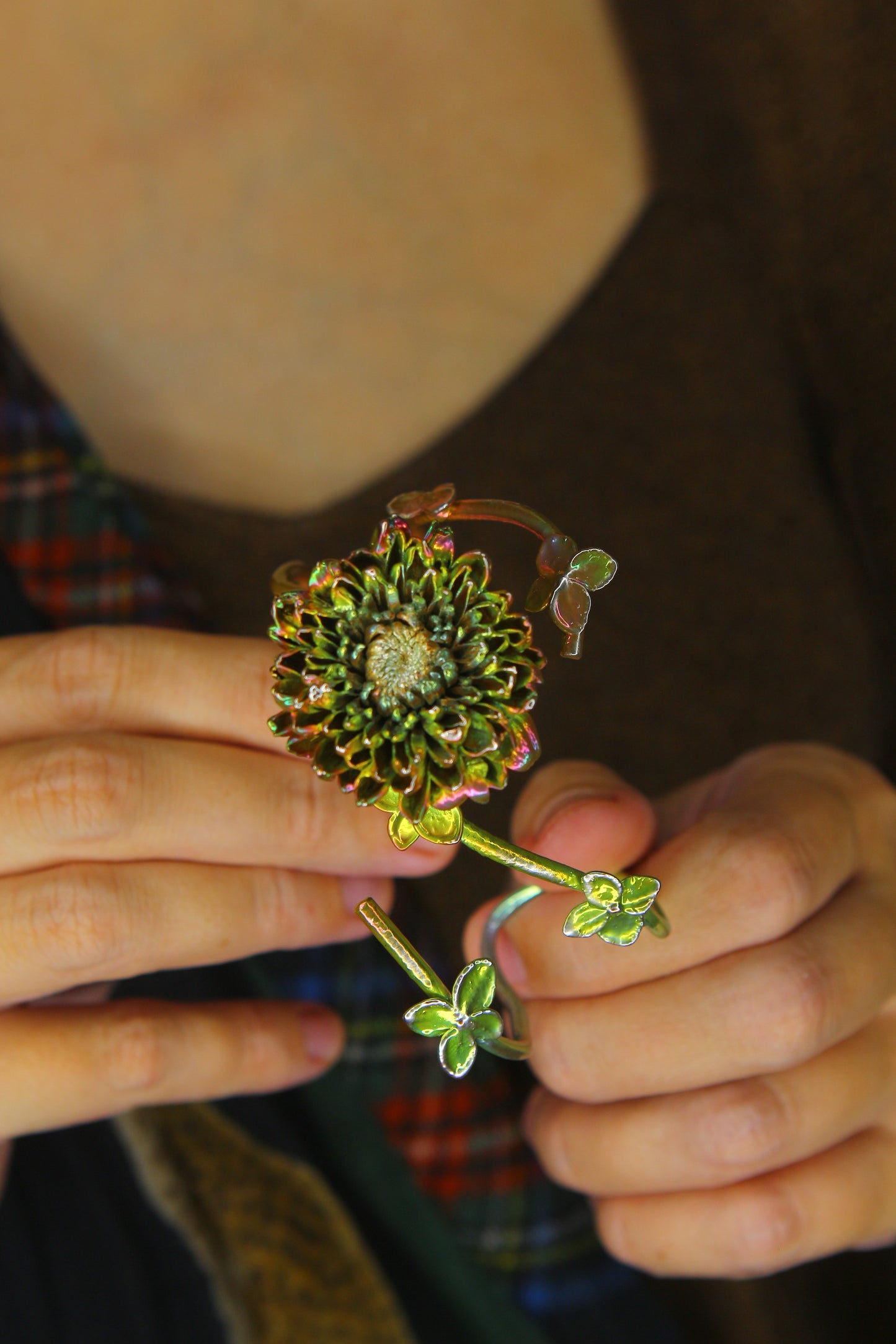 Pulseira com flor de crisantemo