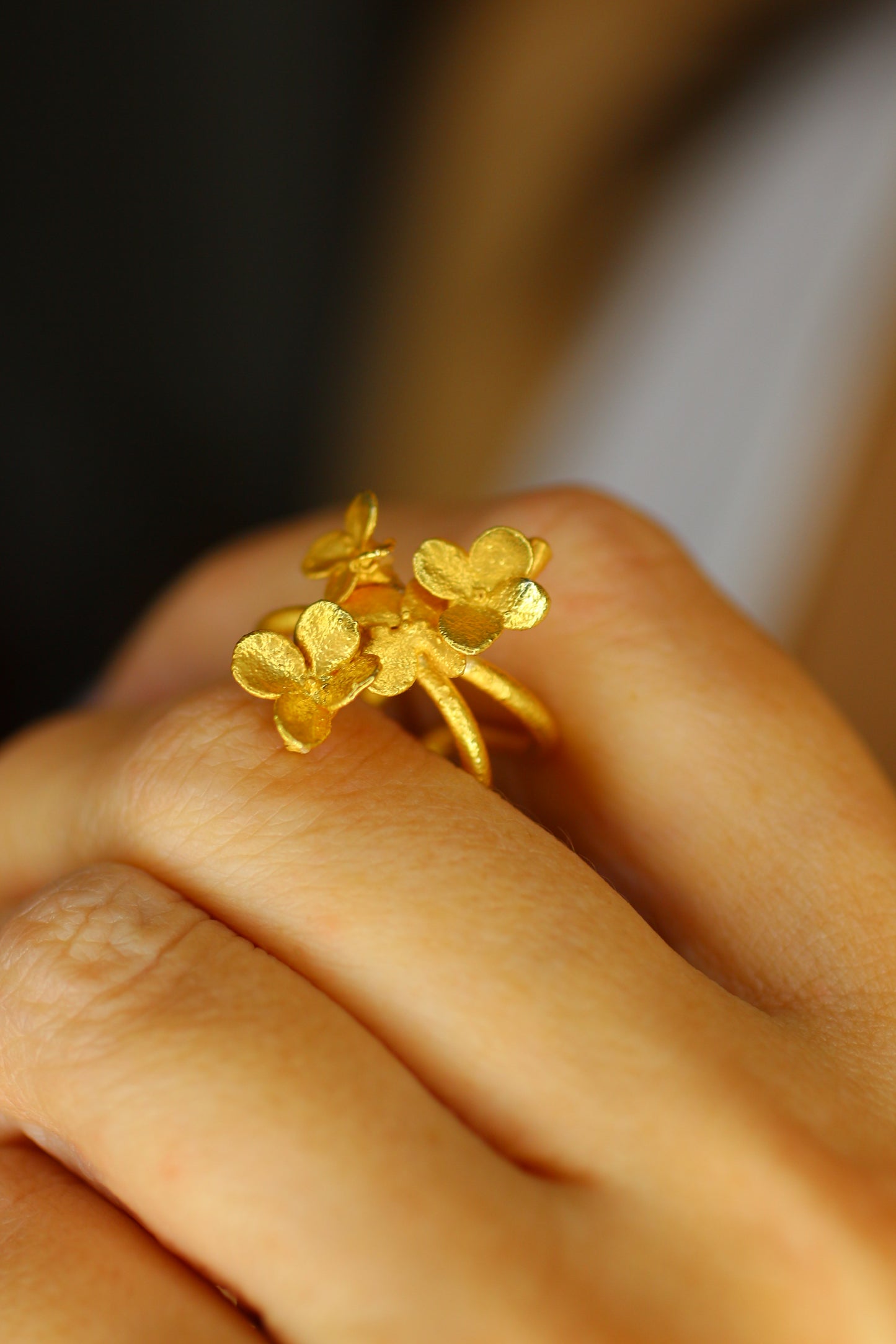 Ear cuff com flor de hortensia